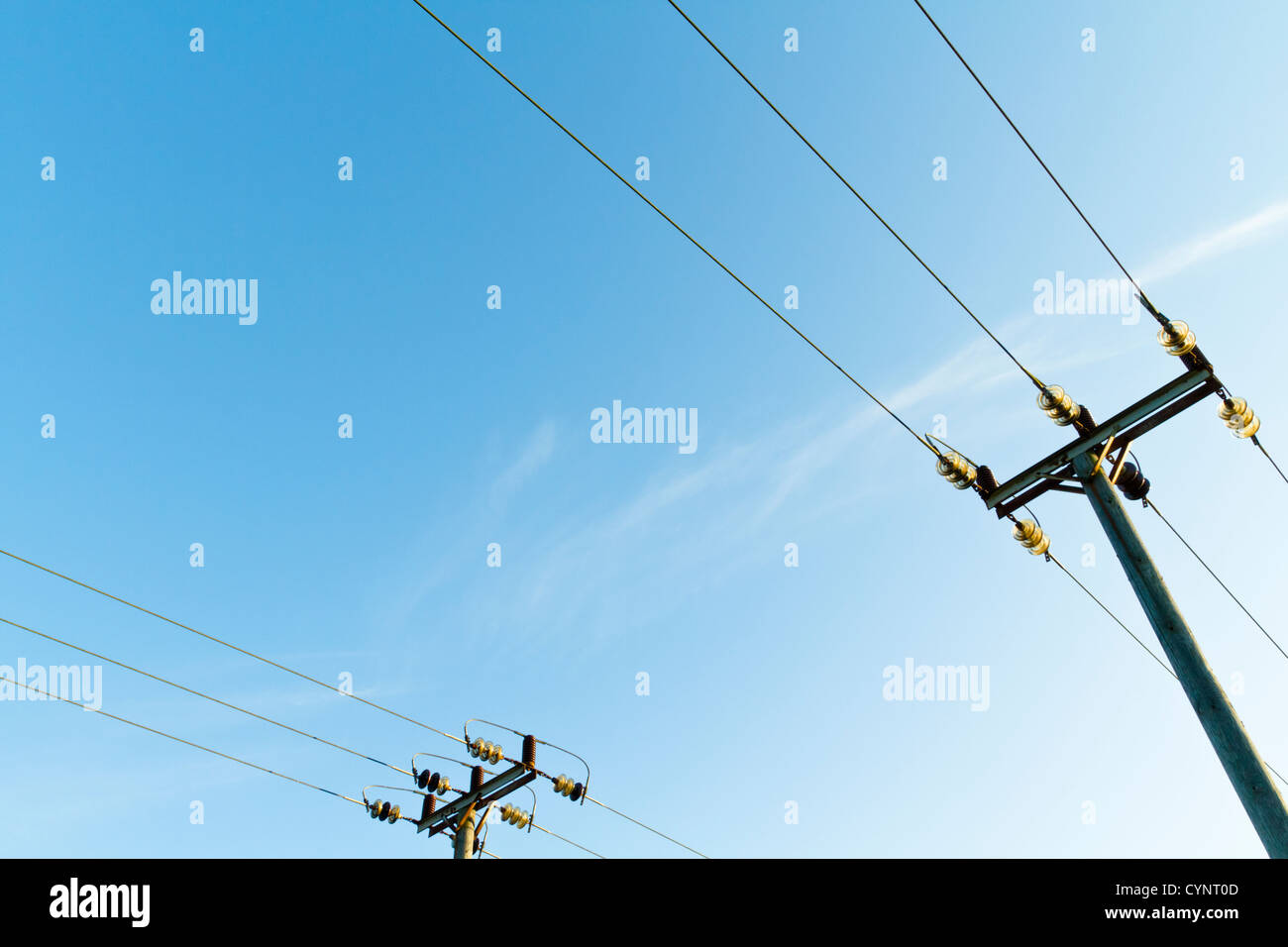 Elektrizitätsversorgungsunternehmen Stöcke mit Überlandleitungen vor blauem Himmel, Nottinghamshire, England, Großbritannien Stockfoto