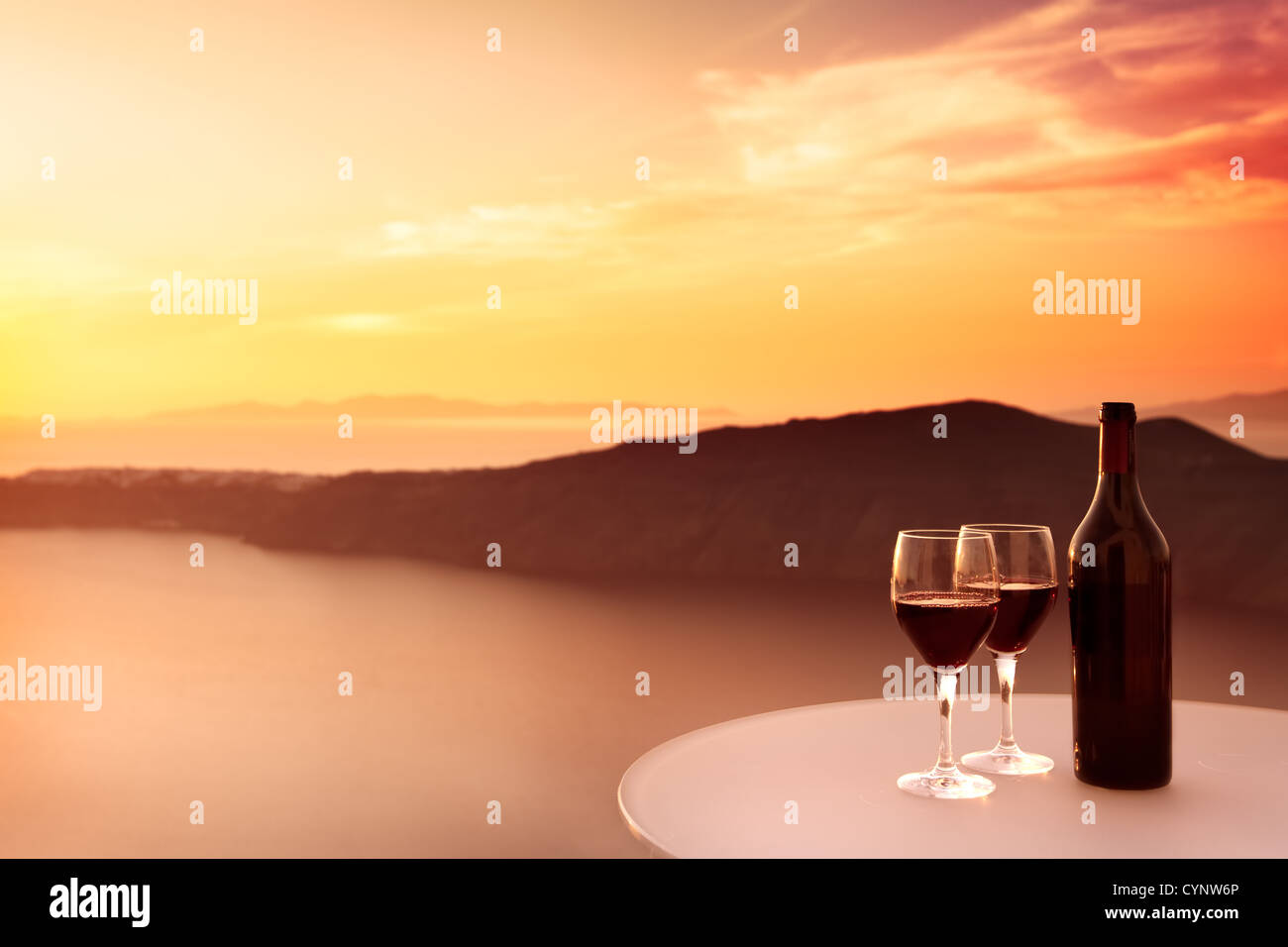 2 Gläser Rotwein und wunderschönen Sonnenuntergang Stockfoto