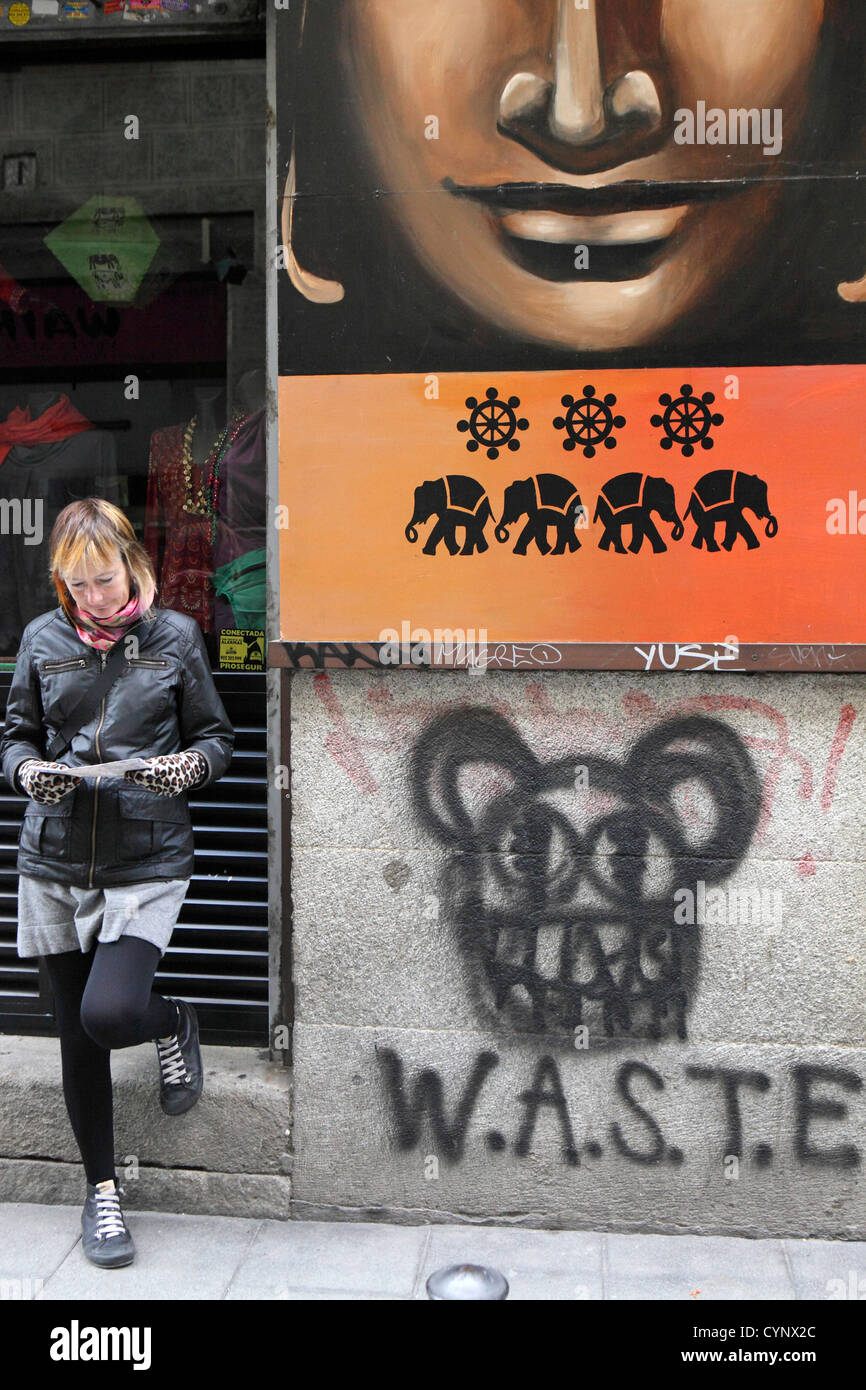 Frau schaut Karte Ratgeber Straße, Madrid, Spanien Stockfoto