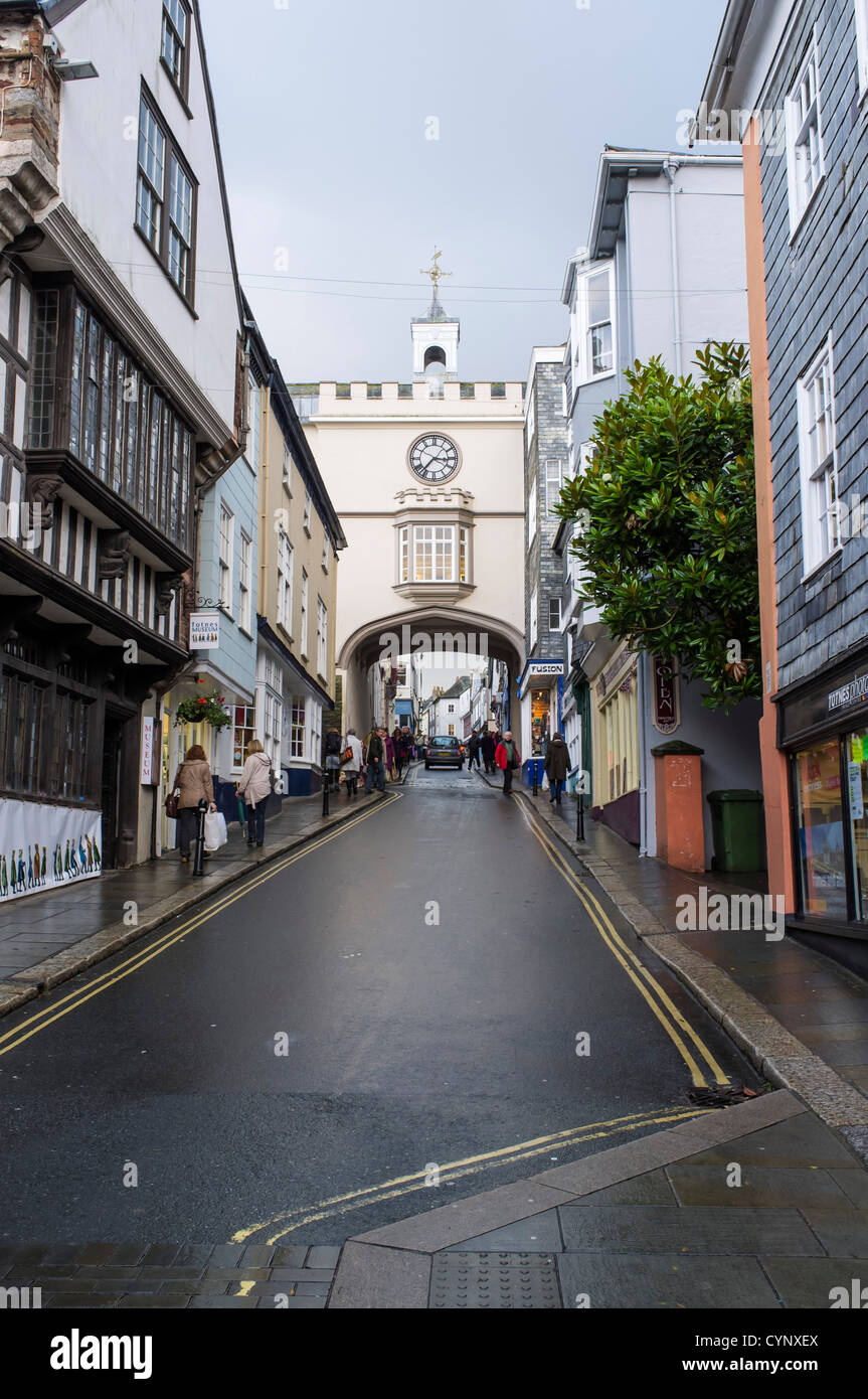 29. Oktober 2012. Totnes, Devon, England. Totnes High Street und Stadt-Uhr. Stockfoto