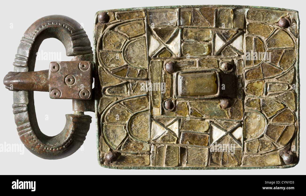 Eine westgotische zeremonielle Gürtelschnalle, 5. - 6. Jahrhundert A.D.  rechteckige Gürtelplatte, Bronze mit grünlicher Patina. Die Vorderseite ist  mit polychromen Glaseinlagen verziert. Ovale Schnalle mit Rillenmuster, die  Nadel in Form eines stilisierten
