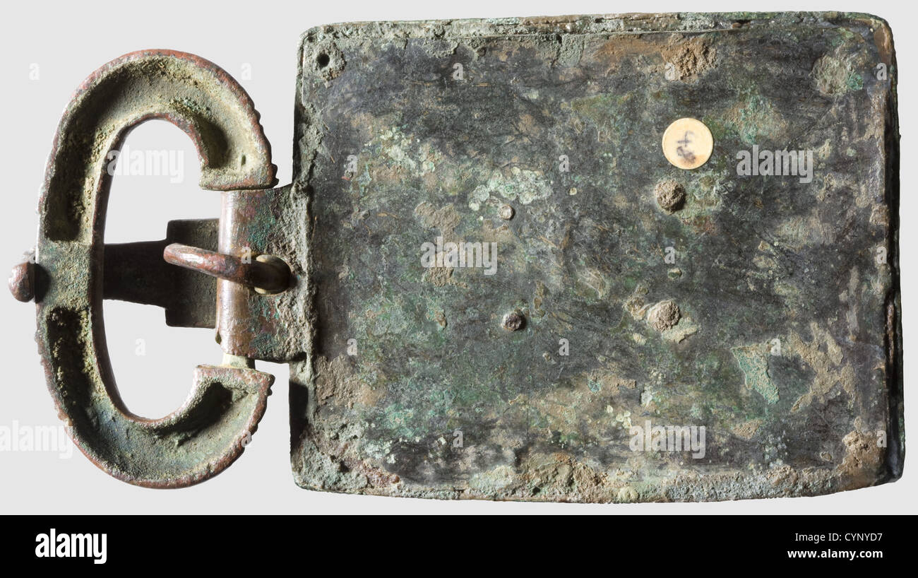 Eine westgotische zeremonielle Gürtelschnalle, 5. - 6. Jahrhundert A.D. rechteckige Gürtelplatte, Bronze mit grünlicher Patina. Die Vorderseite ist mit polychromen Glaseinlagen verziert. Ovale Schnalle mit Rillenmuster, die Nadel in Form eines stilisierten Adlers Kopf. Gereinigte archäologische Funde. Länge 13.8 cm, historisch, historisch, antike Welt, antike Welt, antike Zeiten, Objekt, Objekte, Stills, Ausschneiden, Ausschneiden, Ausschneiden, Ausschneiden, Zusatzrechte-Clearences-nicht verfügbar Stockfoto