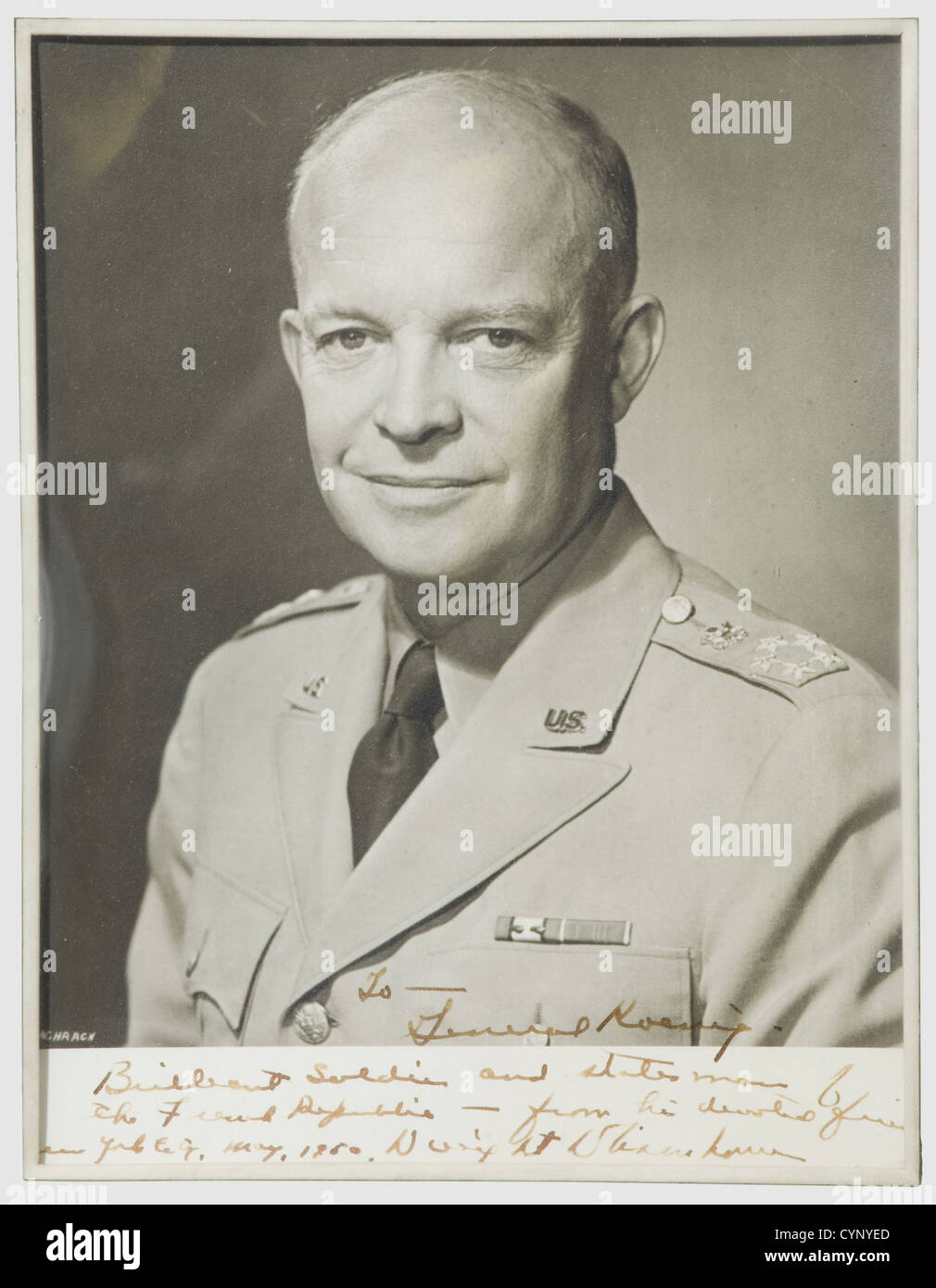 General Dwight D. 'Ike' Eisenhower (1890 - 1969) - ein Foto mit Widmung an General Koenig, 1950, Portrait Picture in General's Uniform, handschriftliche Widmung in dunkler Tinte 'An General Koenig, brillanter Soldat und Staatsmann der französischen Republik von seinem treuen Freund New-York City, Mai, 1950 - Dwight Eisenhower'. Unten links mit der Unterschrift des Fotografen "Bachrack". Die Rückseite mit einem Etikett mit dem Titel "Propriété du Général Koenig". Abmessungen 25 x 19 cm, in Holzrahmen und unter Glas, 52 x 43 cm. General Koenig (1898 - 1970) konnte Ro erfolgreich halten, Stockfoto