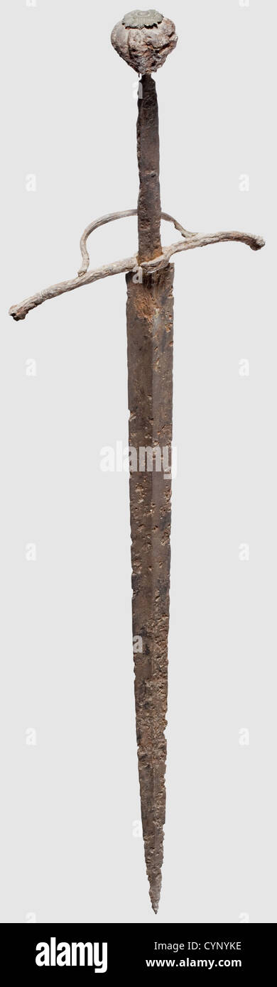 Ein deutsches Ritterschwert, um 1520. Zweischneidige, gerippte Klinge mit  einer Messingeinlegemarkierung auf einer Seite. Eiserne Quillons mit  gemeißelten Endfinals und einem Schutzring auf einer Seite (gebogen). Tang  rechteckigen Abschnitt ...