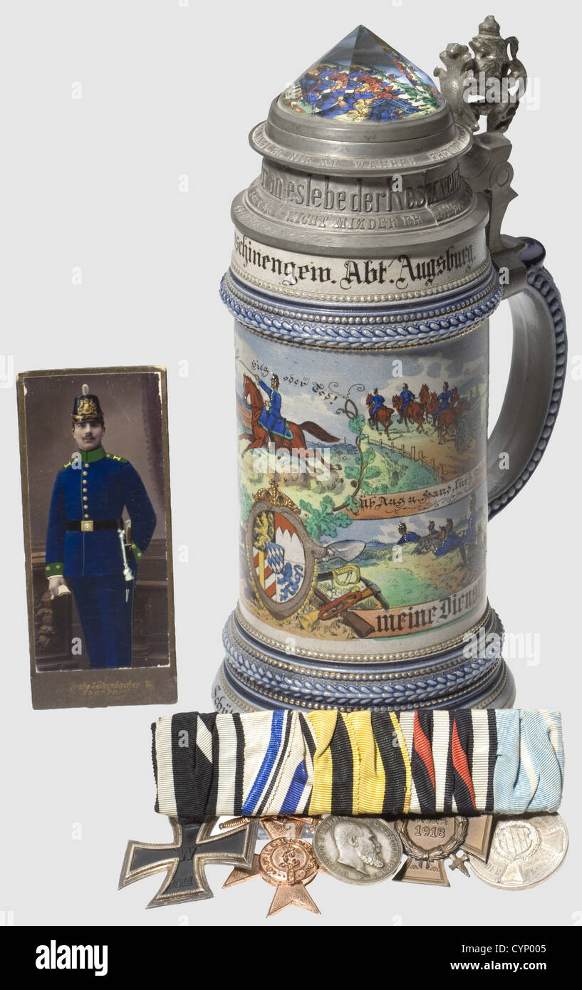 Ein Reservist Stein, Auszeichnungen und Dokumente, eines Mitglieds der 1.MG Abteilung Augsburg.Reservist Stein aus grauem Steinzeug mit einer Farbdarstellung der MG-Einheit und einem bayerischen Wappen, personalisiert für Gunner Boxler, Zinndeckel mit Prisma Glas, graviert '1910 Reserve 1912'.Maker Bergmann Brothers, München, Höhe 24 cm.also ein militärisches Pass Buch für die Klasse Von 1910 mit Einreichungen für 1914 - 1918 und Auszeichnungen.Großorderklammer mit dem Eisernen Kreuz 2. Klasse von 1914,dem Bayerischen Militärverdienstorden 3. Klasse mit Schwertern,der Württembergischen Tapferkeitsmedaille in Silv,Zusatzrechte-Abgaben-nicht verfügbar Stockfoto