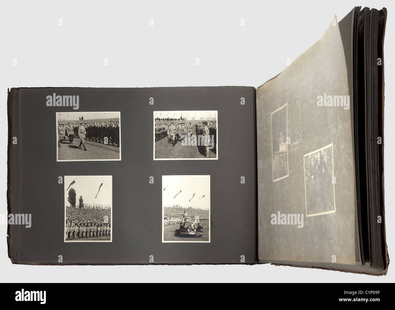 Ein Fotoalbum vom Reichsparty-Tag Nürnberg 1936,Braune Plattenbindung(gebeult) mit ca. 140 Fotos: Rollaufruf der politischen Führer,SS-Lager,Himmler bei einer "Führerdegen"-Überreichung,Hitlerjugend-Rollaufruf,HJ-Lagerpolizei,Hitler inspiziert die Formationen,Rundreise im offenen Auto,Durchmarsch durch massierte Formationen zur Sprechplattform begleitet von Grimminger mit der "Blutfahne",die Adresse,Farbweihe mit der "Blutfahne",Fahrt durch die Stadt zum Schloss etc. Inklusive Nahaufnahmen Die verschiedenen Formationen,ihre Flagge be,Additional-Rights-Clearences-nicht verfügbar Stockfoto