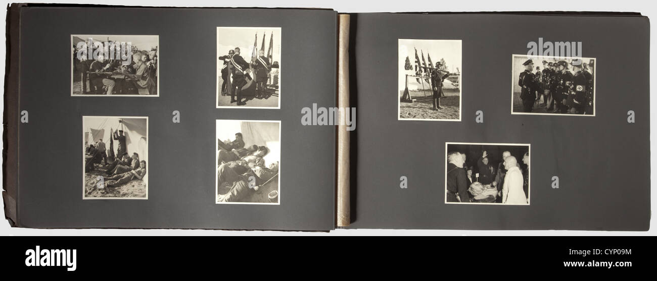 Ein Fotoalbum vom Reichsparty-Tag Nürnberg 1936,Braune Plattenbindung(gebeult) mit ca. 140 Fotos: Rollaufruf der politischen Führer,SS-Lager,Himmler bei einer "Führerdegen"-Überreichung,Hitlerjugend-Rollaufruf,HJ-Lagerpolizei,Hitler inspiziert die Formationen,Rundreise im offenen Auto,Durchmarsch durch massierte Formationen zur Sprechplattform begleitet von Grimminger mit der "Blutfahne",die Adresse,Farbweihe mit der "Blutfahne",Fahrt durch die Stadt zum Schloss etc. Inklusive Nahaufnahmen Die verschiedenen Formationen,ihre Flagge be,Additional-Rights-Clearences-nicht verfügbar Stockfoto