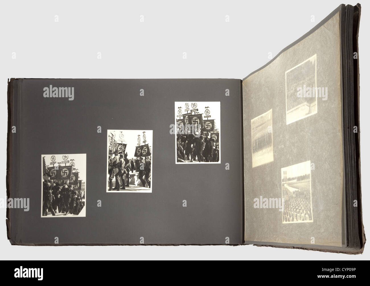 Ein Fotoalbum vom Reichsparty-Tag Nürnberg 1936,Braune Plattenbindung(gebeult) mit ca. 140 Fotos: Rollaufruf der politischen Führer,SS-Lager,Himmler bei einer "Führerdegen"-Überreichung,Hitlerjugend-Rollaufruf,HJ-Lagerpolizei,Hitler inspiziert die Formationen,Rundreise im offenen Auto,Durchmarsch durch massierte Formationen zur Sprechplattform begleitet von Grimminger mit der "Blutfahne",die Adresse,Farbweihe mit der "Blutfahne",Fahrt durch die Stadt zum Schloss etc. Inklusive Nahaufnahmen Die verschiedenen Formationen,ihre Flagge be,Additional-Rights-Clearences-nicht verfügbar Stockfoto