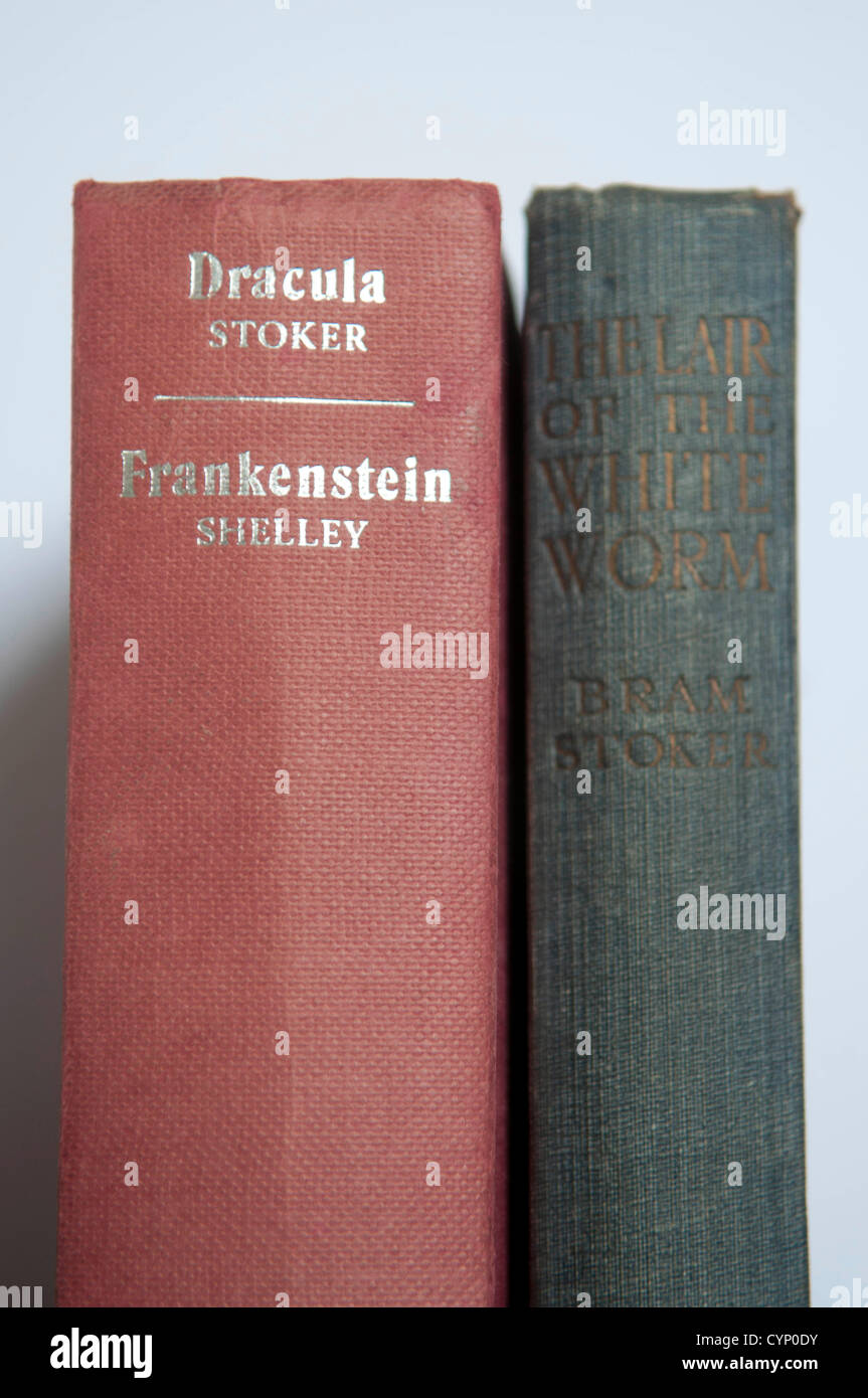 Bram Stoker Bücher - UK 8. November 2012: die Höhle des weißen Wurm Buches von der gefeierten Schriftsteller Bram Stoker auf seinem 165. Geburtstag heute. Das seltene Buch abgebildet ist, neben einem Buch von 1973, das Dracula enthält Stoker und Frankenstein von Mary Shelley. Stockfoto