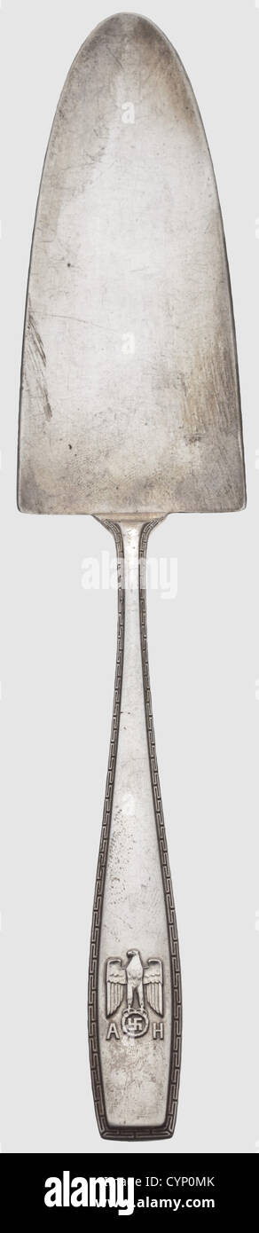 Adolf Hitler - eine Kuchenschaufel aus seinem persönlichen Tisch Silber,Silber,der Griff mit einer umlaufenden Mäandergrenze und ein Nationaladler im Relief über dem Monogramm 'AH'. Markenzeichen '800' mit Halbmond und Krone. Länge 26.5 cm, Gewicht 97 g. Sehr selten, historisch, historisch, 1930er, 1930er, 20th Century, NS, Nationalsozialismus, Nationalsozialismus, Drittes Reich, Deutsches Reich, Deutschland, Deutsch, Nationalsozialismus, Nazi-Zeit, Faschismus, Objekt, Objekte, Stills, Ausschneiden, Ausschneiden, Ausschnitte, bildende Kunst, Kunst, Kunstobjekt, Kunstobjekte, kunstvoll, kostbar, col, zusätzliche-Rechte-Clearences-nicht verfügbar Stockfoto