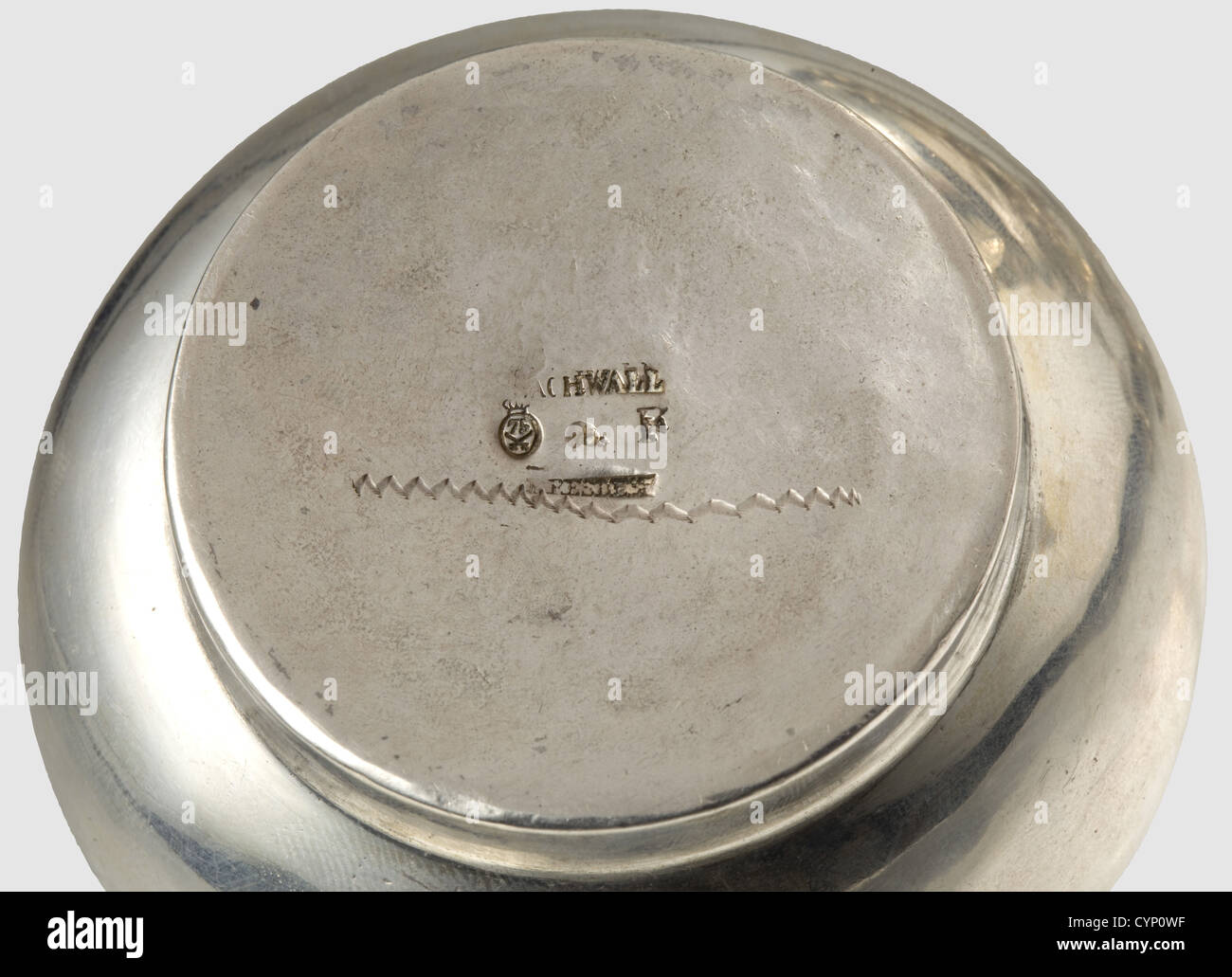 Königin Maria von Sachsen(1843 - 1884)- eine Teekanne mit Rechaud, große silberne Teekanne im Neo-Rokoko-Stil. Die gravierte, gekrönte Chiffre 'M' auf einer Seite. Der Griff ist mit zwei Elfenbeinringen verziert. Rechaud mit Alkoholbrenner. Alle Stücke mit gekreuzten Schwertern in einem Oval und der Zahl '75', Silberschmied Marke 'Sachwall,Dresden' und Assayer's Zick-Zack Linie, Gewicht ca. 3.200 g, Höhe ca. 32 cm. Königin Maria, Tochter von König Ferdinand von Portugal und Ehefrau von König Georg von Sachsen,historisch,19. Jahrhundert,Sachsen,Sachsen,Sachsen,Deutsch,Deutsch,Weitere-Rechte-Clearences-nicht verfügbar Stockfoto