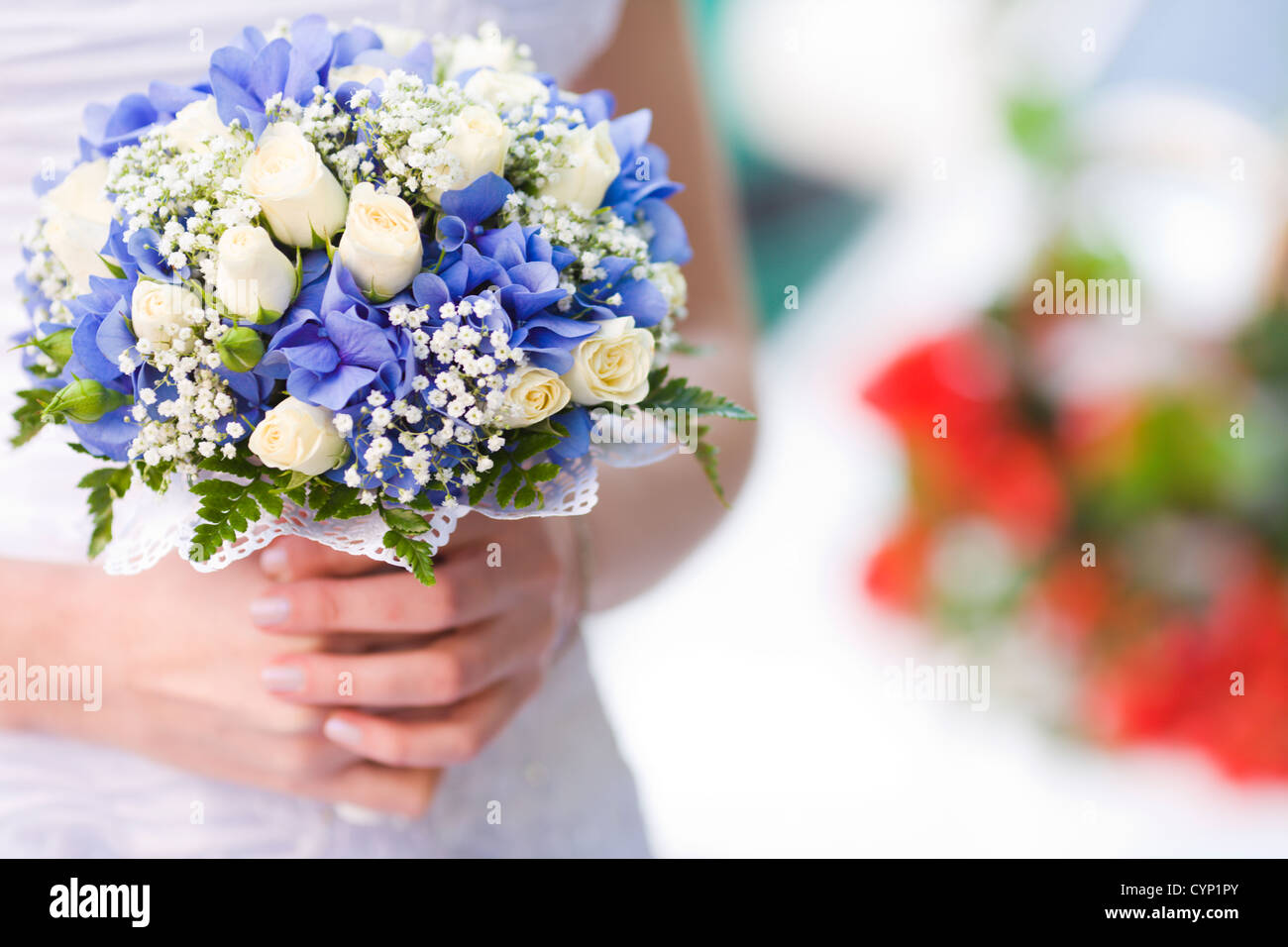 Braut Blau Und Beige Blumen Blumenstrauss In Handen Halt Stockfotografie Alamy