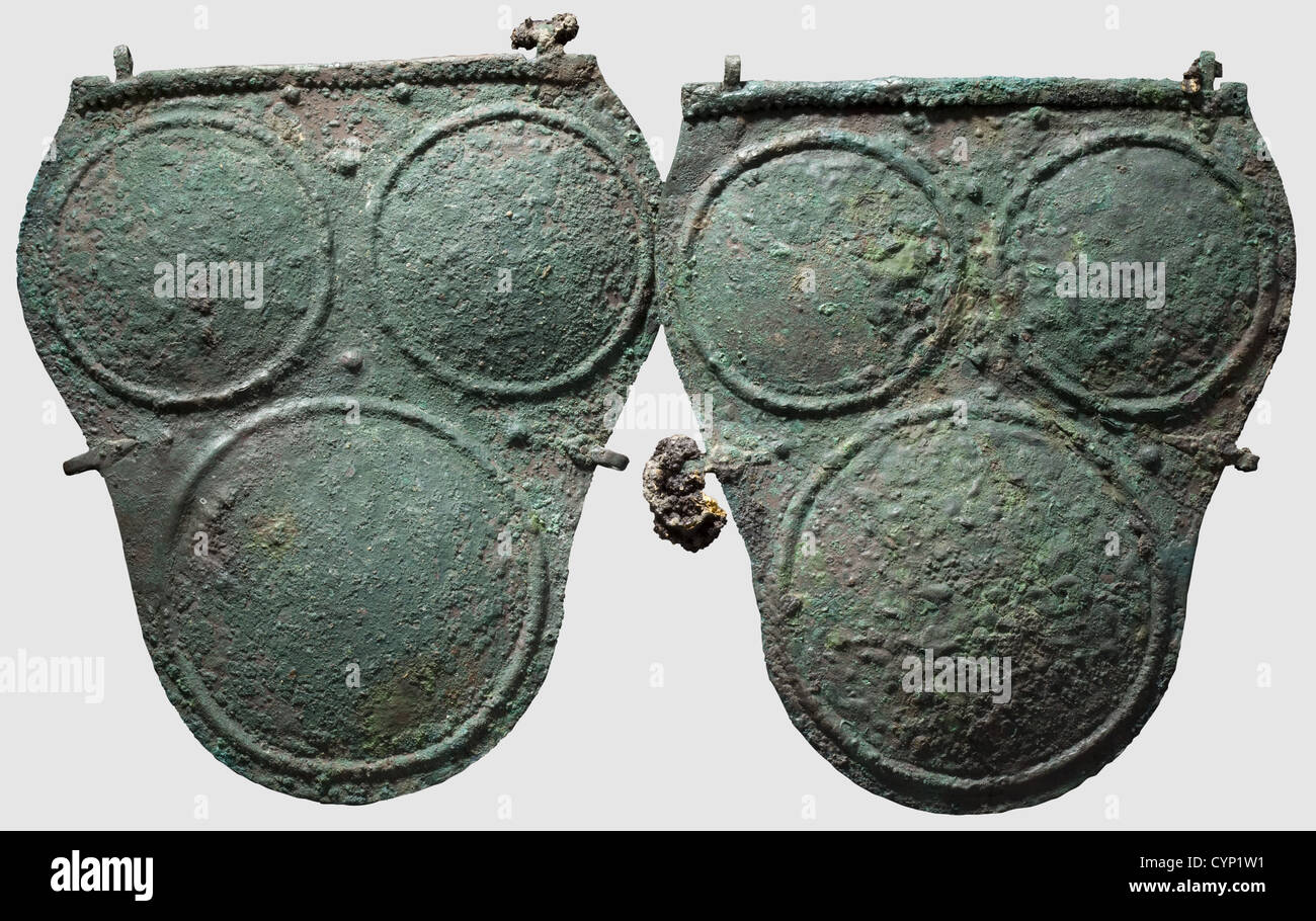 Eine Samnite Krieger Rüstung, bestehend aus einem Pilos Typ Helm, Rüstung und Greaves, 4./3. Jahrhundert v. Chr. Bronze. Pilos Helm mit hohem konischen Schädel und breitem, versetzten Rand. Ein großer Abdruck einer verlorenen Applikation auf der Stirn. Die Krone des Schädels durchbohrt für die Befestigung eines Gabelkopfhalters, flankiert von zwei genieteten, S-förmigen gebogenen Hörnern aus Bronzeblech, die in stilisierten Schlangenköpfen enden. Kleine Rad-Anwendungen als dekorative Elemente zu historischen, historischen, alten Welt, alten Zeiten, Objekt, Objekte, Stills, Clipping, Schnitt, zusätzliche-Rechte-Clearences-nicht verfügbar Stockfoto