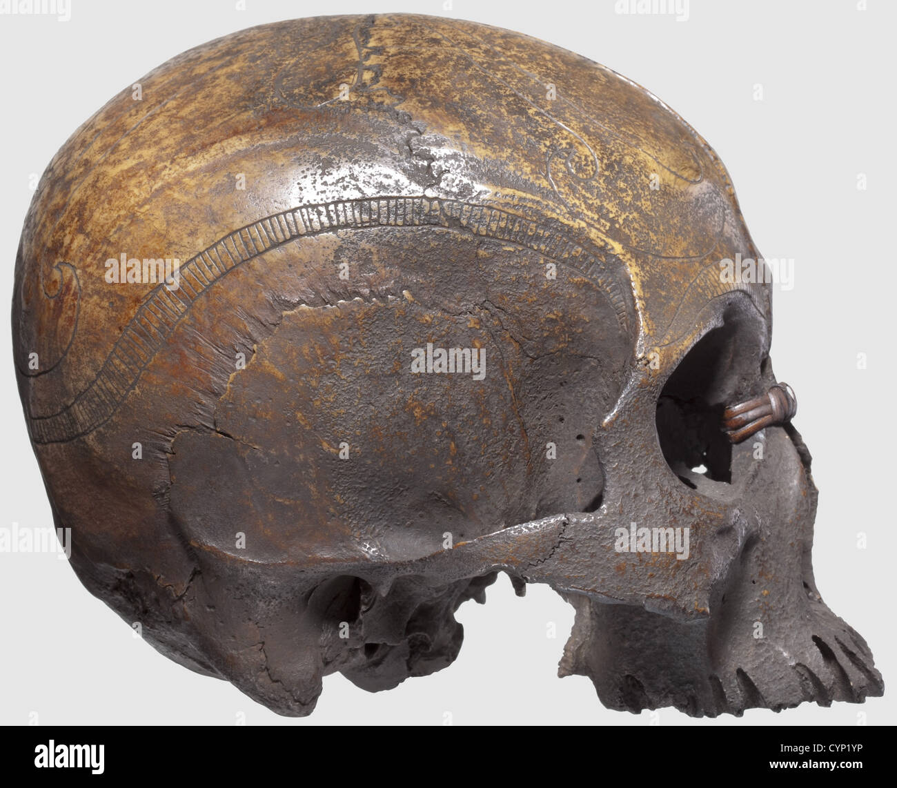 Eine Schädeltrophäe des Melawi Stammes, Borneo.Ornamental graviert Schädel, in der Mitte gespalten und fehlt der Unterkiefer.beide Hälften des Schädels durch ein Rattan Netz an der Nase und der Parietalknochen verbunden.der ganze Schädel patiniert,mit deutlichen Spuren des Alters an den Gesichtsknochen.Höhe 14 cm.die Tradition der Die Kopfjagd wurde unter den indigenen Stämmen von Borneo bis zum Ende des 19. Jahrhunderts praktiziert, als sie schließlich von den Kolonialherren unterdrückt wurde.die Aufteilung der Trophäenschädel war Teil der speziellen Riten des Melawi-Stammes,manchmal t,zusätzliche Rechte-Clearences-nicht verfügbar Stockfoto