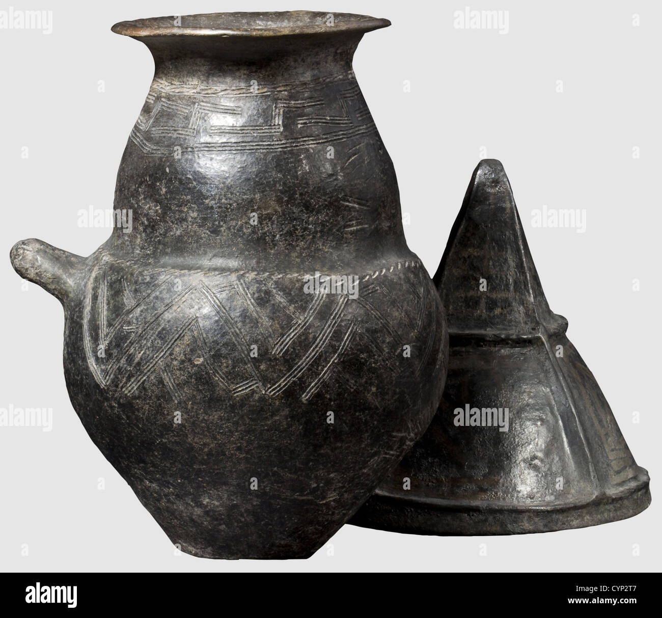 Eine Urne mit spitzen Helmdeckel, Villanova, 9./8. Jahrhundert v. Chr. Dunkelbraun bis schwarz Steingut.Einhandgriff, zweikeilige Urne mit einem Abfackeln Rand und Graffito Dekoration mit weißer Inkrutierung.der obere Teil der Urne mit einem durchgehenden Band aus Mäander.der Deckel in Form eines spitzen Helm durch vier stabile vertikale Rippen und geschnitten Eine horizontale Rippe.die Abschnitte mit gemalten geometrischen Mustern verziert.die horizontale Rippe durchbohrt.Höhe der Urne 33.5 cm,Höhe des Deckels 24.5 cm.kleinere Restaurationen und Ergänzungen.Axel Guttmann Collection(wit,Additional-Rights-Clearences-not available Stockfoto