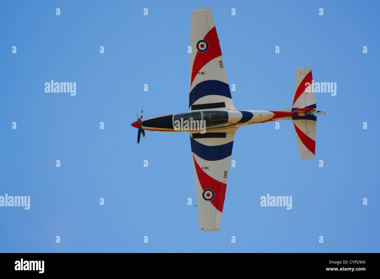 Trainingsflugzeug Tucano fliegen in Duxford 2012 Stockfoto