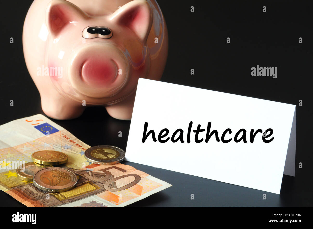 medizinisches Konzept mit Sparschwein auf schwarzem Hintergrund Stockfoto