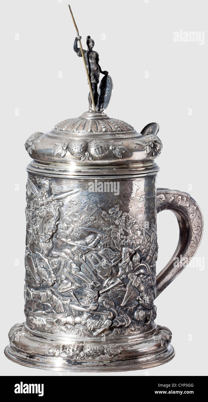 Ein deutscher silberner Repussé-Tankard, wahrscheinlich Hanau, um 1900.der zylindrische Körper mit Spreizfuß und starkem Griff.der aufklappbare Deckel überragt von einer dreidimensionalen Kriegerfigur (Lanze in Messing verziert).reichhaltige Verjagung und Gussdekoration.der Körper zeigt eine Kampfszene, die den Kampf der Ritter des Löwenbundes mit dem schwäbischen Städtebund darstellt Eröffnung 1388, Kopie eines zerstörten Gemäldes, das sich im Neuen Schloss Stuttgart befindet.Fuß und Deckel mit gejagten Obstfestonen im Barockstil,gestempelt '800' neben einem Fantasiezeichen.die f,Additional-Rights-Clearences-nicht verfügbar Stockfoto