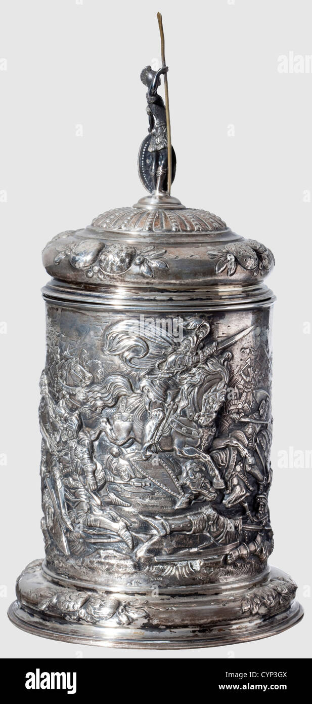 Ein deutscher silberner Repussé-Tankard, wahrscheinlich Hanau, um 1900.der zylindrische Körper mit Spreizfuß und starkem Griff.der aufklappbare Deckel überragt von einer dreidimensionalen Kriegerfigur (Lanze in Messing verziert).reichhaltige Verjagung und Gussdekoration.der Körper zeigt eine Kampfszene, die den Kampf der Ritter des Löwenbundes mit dem schwäbischen Städtebund darstellt Eröffnung 1388, Kopie eines zerstörten Gemäldes, das sich im Neuen Schloss Stuttgart befindet.Fuß und Deckel mit gejagten Obstfestonen im Barockstil,gestempelt '800' neben einem Fantasiezeichen.die f,Additional-Rights-Clearences-nicht verfügbar Stockfoto