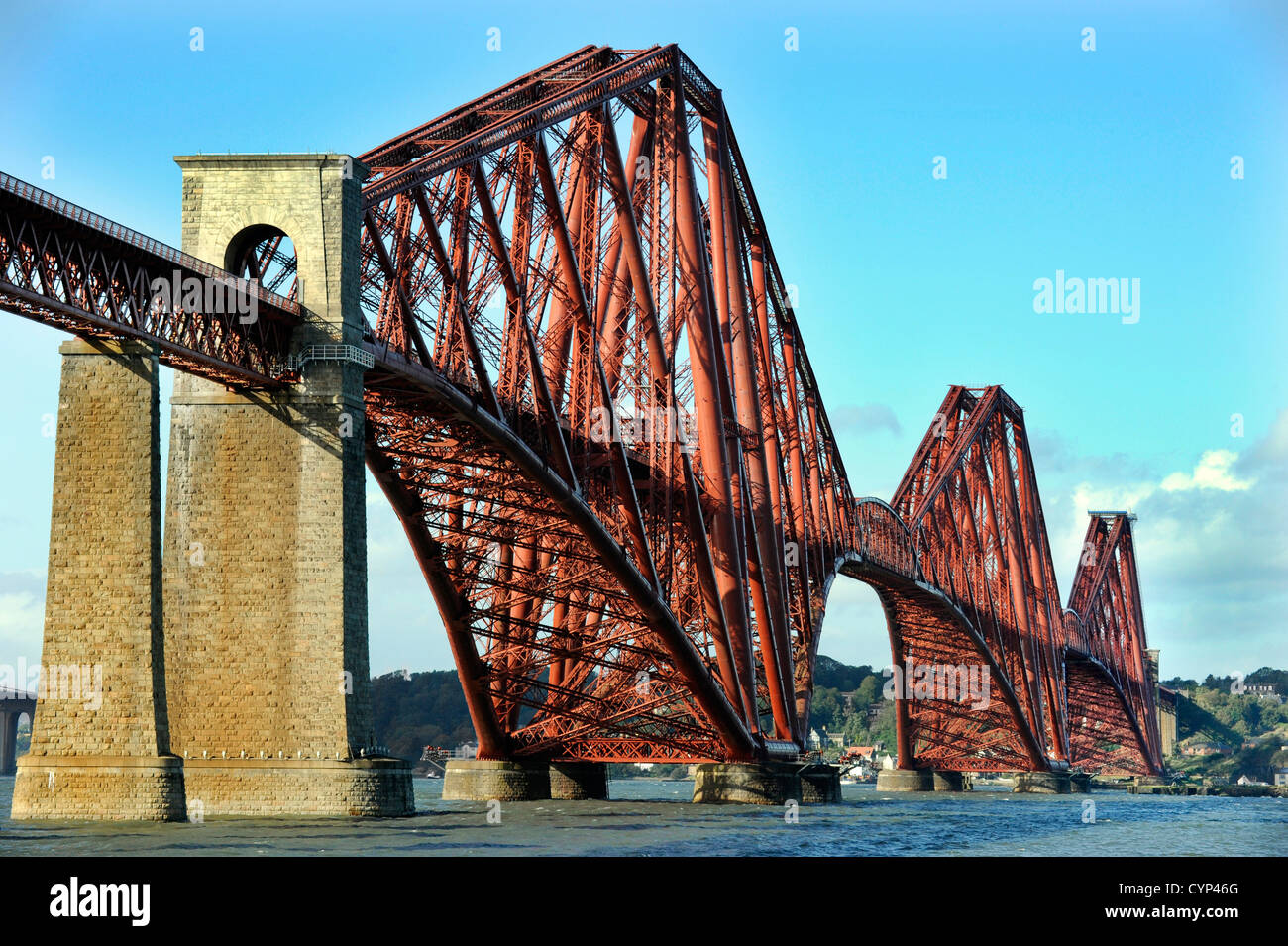 Die Forth Brücke im Bild vom Ufer des Firth of Forth in South Queensferry, Fife Schottland, Vereinigtes Königreich Stockfoto