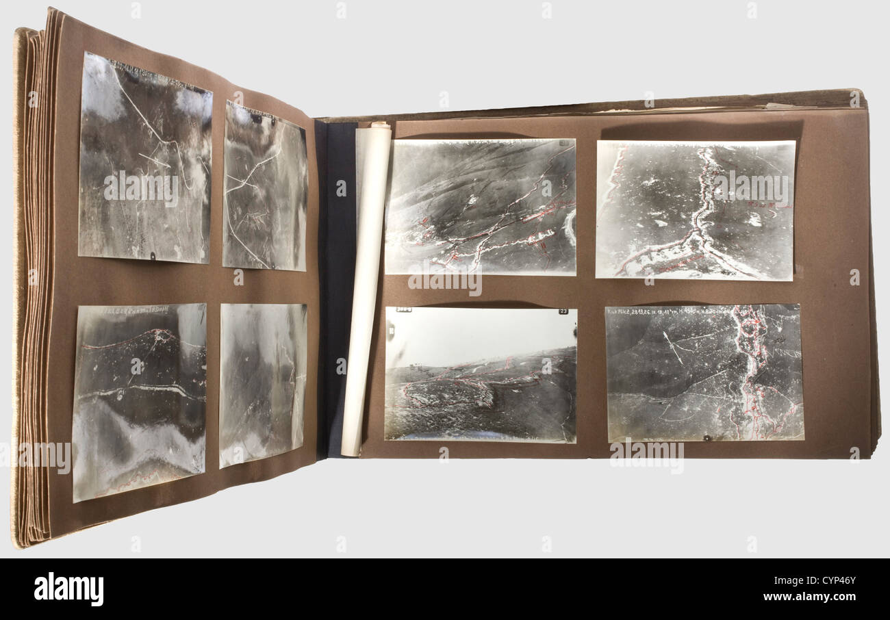 Austro-Hungarian Air Service - drei große Fotoalben mit Luftaufnahmen von 1916/17, das erste Album: Ca. 160 Luftaufnahmen von 12 x 17 cm von der Ostfront, die Kämpfe gegen russische Truppen zeigen, beginnend am 23,1916. September in Ternopil und endend am 4,1917. März in Lachowice. Alle Fotos mit genauen Inschriften und Daten, aufgenommen von den Lieutenants Bednarzczyk,Wittek,Melzer,Stanger,von Maurig,Müller,Schlossleitner,und erster LT. Schicht. Das zweite Album: Ca. 185 Luftaufnahmen im Format 12 x 17 cm von der Italienischen Front, ab 1. August, Zusatzrechte-Clearences-nicht verfügbar Stockfoto