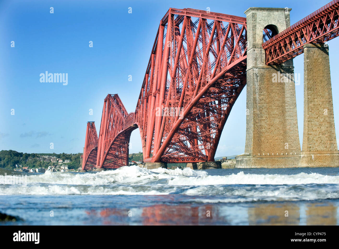 Die Forth Brücke im Bild vom Ufer des Firth of Forth in South Queensferry, Fife Schottland, Vereinigtes Königreich Stockfoto