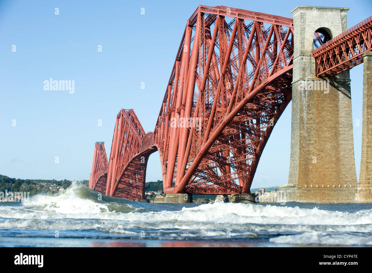 Neu lackiert (2012) Forth Bridge vom Ufer des Firth of Forth in South Queensferry, Fife Schottland abgebildet. Stockfoto