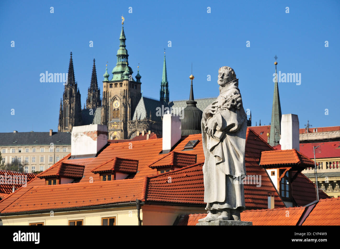 Prag, Tschechische Republik. Statue: Saint Philip Benizi de Damiani / St Philip Benitius auf der Karlsbrücke. Burg / Dom hinter Stockfoto