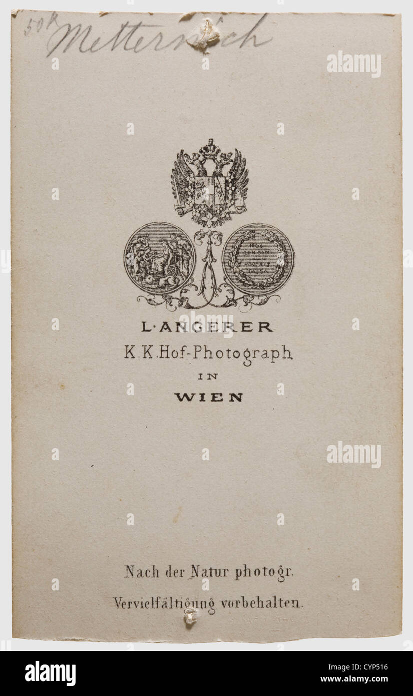 Klemens Wenzel Lothar Prinz von Metternich(1773 - 1859)- zwei persönliche Siegel des österreichischen Staatsmannes, Silber, graviert und mit Amethysten, Türkisen, Granaten und Korallen gesetzt. Das Monogramm 'M' unter dem Grafen-Koronett (vor 1813) in Karneol schneiden. Höhe 6 cm. Schöne Wiener Juwelierarbeit. Dunkles Horn und Stahl. Der Griff mit flachem Knauf und facettiertem Schaft. Die vertikal ovale Siegelmatrix aus Stahl und mit dem großen fürstlichen Wappen der Familie von Metternich (nach 1813) geschnitten. Höhe 10 cm. Prinz von Metternich,österreichischer Diplomat,Zusatzrechte-Clearences-nicht vorhanden Stockfoto