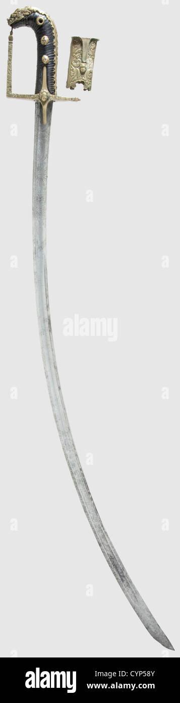 Ein Husar Offizier Säbel, Süddeutsch / österreichisch ca. 1740.gebogene, schlanke, aber starke Klinge à la Montmorency (leicht gereinigt).das untere Viertel reich geätzt, Darstellung einer Sonne und Mond über einem Türke innerhalb einer Kartusche.Messing Knöchel-Bogen Griff arbeitete im Relief mit einem Engelskopf auf dem Kreuz, der Griff Riemen mit gewellten Kanten und Rocaille Abschluss in einem Ornament Knauf Kappe als Löwenkopf geformt.der Griff behält seine ursprüngliche Leder und Nieten mit Messingscheiben.Länge 104 cm.Inklusive ist das Medaillon, dekoriert en Suite (Löten defekt).Proven, zusätzliche-Rechte-Clearenzen-nicht verfügbar Stockfoto