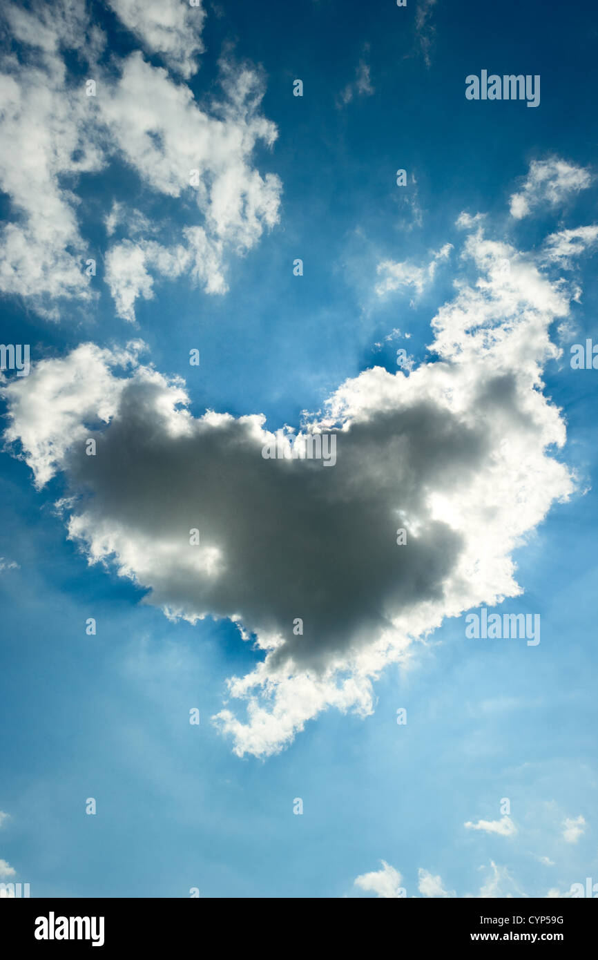 Naturherz von Wolke am Himmel Stockfoto