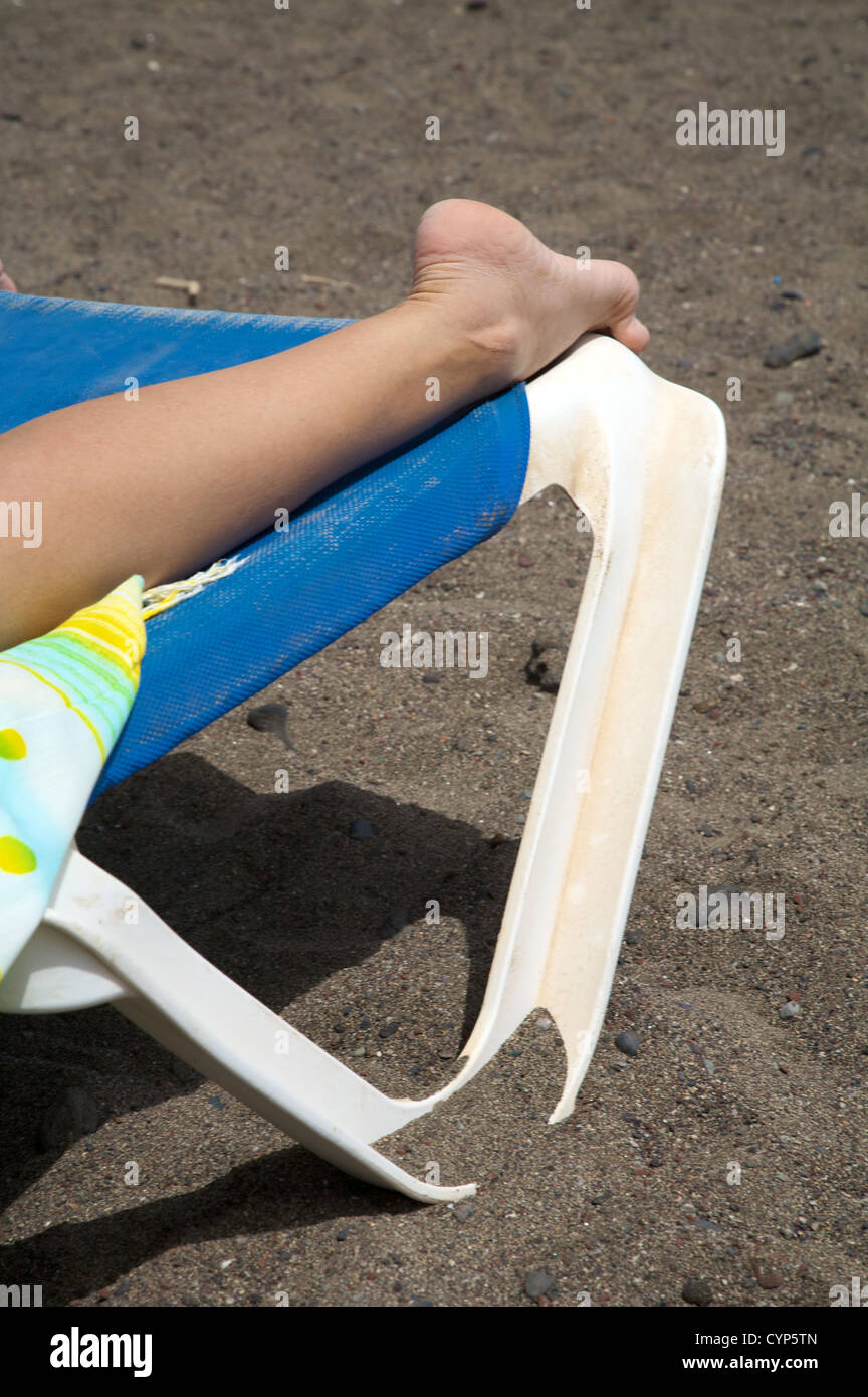 Detailansicht der Frau Bein auf einer Hängematte Strand Stockfoto