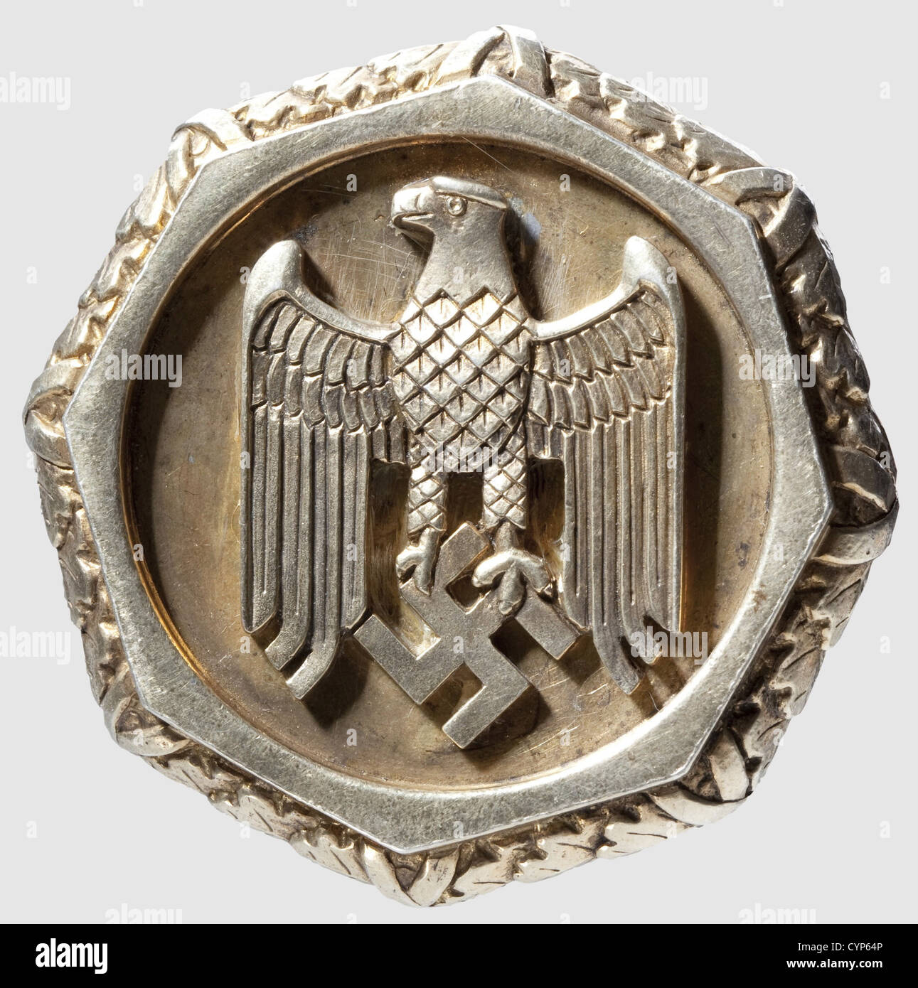 Feldmarschall Walter Modell(1891 - 1945)- ein Marschallstab,EINE von Juwelieren hergestellte Reproduktion seines Marschallstabs, verliehen am 31. März 1944. Silber, an manchen Stellen vergoldet, gute Handwerkskunst. Der Schaft ist mit rotem Samt mit überlagertem Nationaladler und Eisernen Kreuzen bedeckt. Vergoldete Endknöpfe mit gebundenem Eichenlaub, verziert mit einem Eisernen Kreuz und mit dem Nationaladler. Umgeben von der Widmung in gotischen Buchstaben 'der Führer dem Generalfeldmarschall Model' und 'zum Freiheitskampf des Großen, Additional-Rights-Clearences-not available Stockfoto