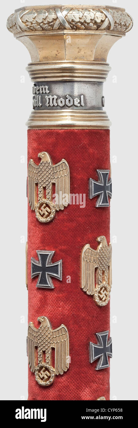 Feldmarschall Walter Modell(1891 - 1945)- ein Marschallstab,EINE von Juwelieren hergestellte Reproduktion seines Marschallstabs, verliehen am 31. März 1944. Silber, an manchen Stellen vergoldet, gute Handwerkskunst. Der Schaft ist mit rotem Samt mit überlagertem Nationaladler und Eisernen Kreuzen bedeckt. Vergoldete Endknöpfe mit gebundenem Eichenlaub, verziert mit einem Eisernen Kreuz und mit dem Nationaladler. Umgeben von der Widmung in gotischen Buchstaben 'der Führer dem Generalfeldmarschall Model' und 'zum Freiheitskampf des Großen, Additional-Rights-Clearences-not available Stockfoto