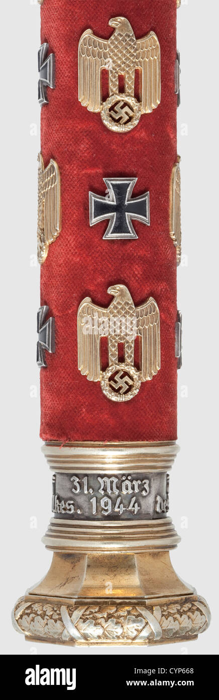 Feldmarschall Walter Modell(1891 - 1945)- ein Marschallstab,EINE von Juwelieren hergestellte Reproduktion seines Marschallstabs, verliehen am 31. März 1944. Silber, an manchen Stellen vergoldet, gute Handwerkskunst. Der Schaft ist mit rotem Samt mit überlagertem Nationaladler und Eisernen Kreuzen bedeckt. Vergoldete Endknöpfe mit gebundenem Eichenlaub, verziert mit einem Eisernen Kreuz und mit dem Nationaladler. Umgeben von der Widmung in gotischen Buchstaben 'der Führer dem Generalfeldmarschall Model' und 'zum Freiheitskampf des Großen, Additional-Rights-Clearences-not available Stockfoto