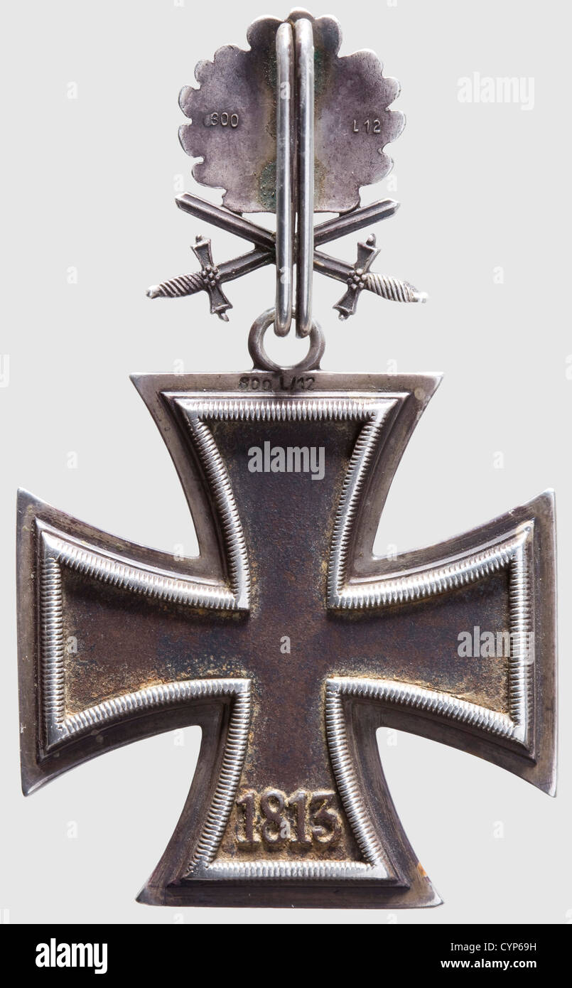 Eisenkreuz von 1939 - Ritterkreuz mit Eichenblättern und Schwertern, Ritterkreuz, geschwärzter Eisenkern (Rostfilm) mit kantenhohem Hakenkreuz, der silberne Rahmen wurde für Juncker, Berlin, mit '800' und 'L/12' gestanzt, unter der Öse. Abmessungen 48.2 x 54 mm, Gewicht 33 g. Eichenblätter mit Schwertern, Silber, Rückseite mit geprägten, erhabenen Markierungen '800' und 'L 12' (für Juncker). Abmessungen 20.3 x 29.1 mm, Gewicht 8.5 g. Schwarze Award-Präsentationshülle mit schwarzem Samteinsatz und hellseidenem Einlegefutter. Mit einem 12 cm langen Band (nie 7.03.08 b5 und 7.03.06 3). Enthalten sind, Zusatz-Rechte-Clearences-nicht verfügbar Stockfoto
