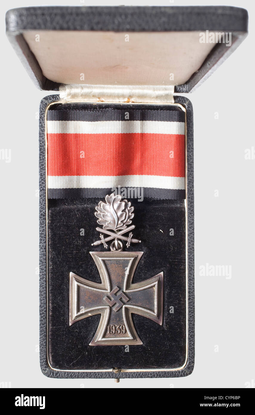 Eisenkreuz von 1939 - Ritterkreuz mit Eichenblättern und Schwertern, Ritterkreuz, geschwärzter Eisenkern (Rostfilm) mit kantenhohem Hakenkreuz, der silberne Rahmen wurde für Juncker, Berlin, mit '800' und 'L/12' gestanzt, unter der Öse. Abmessungen 48.2 x 54 mm, Gewicht 33 g. Eichenblätter mit Schwertern, Silber, Rückseite mit geprägten, erhabenen Markierungen '800' und 'L 12' (für Juncker). Abmessungen 20.3 x 29.1 mm, Gewicht 8.5 g. Schwarze Award-Präsentationshülle mit schwarzem Samteinsatz und hellseidenem Einlegefutter. Mit einem 12 cm langen Band (nie 7.03.08 b5 und 7.03.06 3). Enthalten sind, Zusatz-Rechte-Clearences-nicht verfügbar Stockfoto