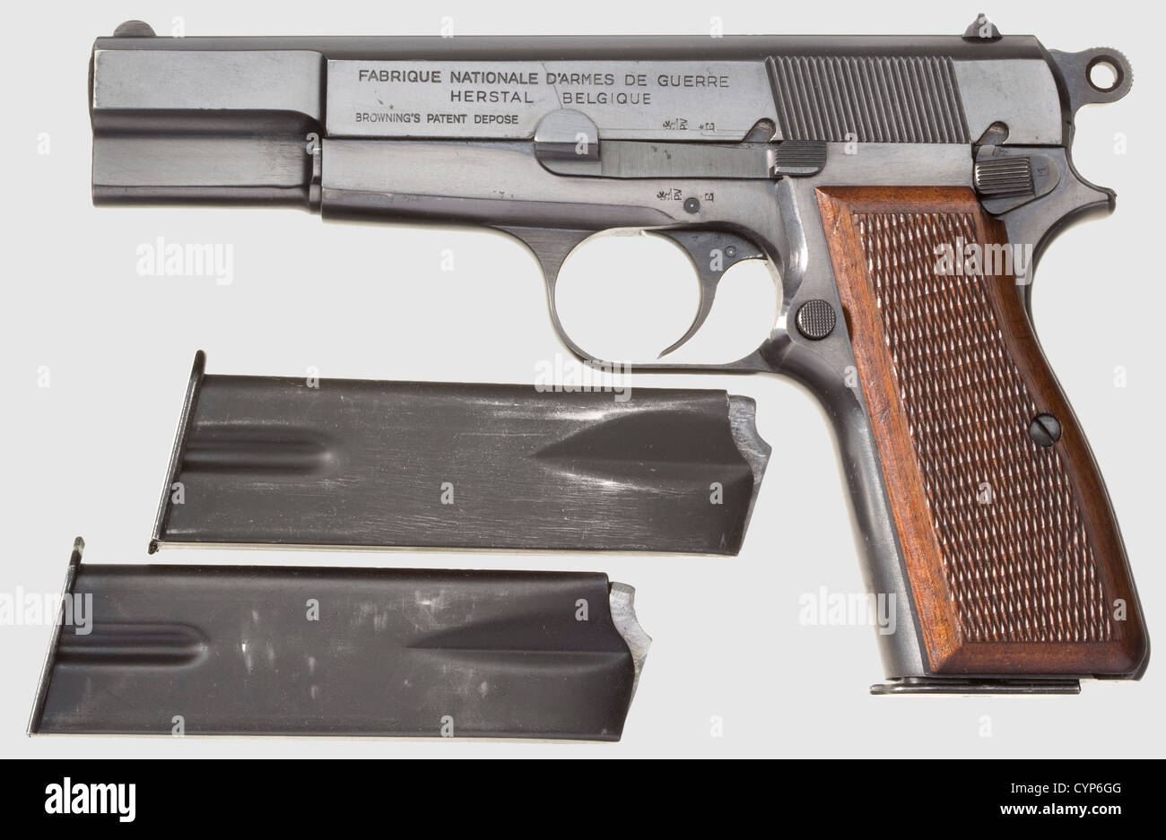 A Walther P 38, 'Nullserie'(Zero Series),Cal. 9 mm Parabellum, Nr. 09001. Übereinstimmende Nummern. Mattierte Bohrung. Auf Folie mit Walther-Banner - 'P 38 - 09001'. Annahmezeichen Adler/'359' auf allen Teilen. Original Hochglanz-Finish mit wenigen Gebrauchsspuren, vor allem auf Barrel vorne und schieben, Lichtfleck vorne rechts auf Fang. Passend nummerierte, korrekt schwarze Bakelite Griffplatten und entsprechend nummeriertes Magazin. Top-Artikel in nahezu neuwertigem Zustand. Werbsscheinpflichtig,historisch,1930er,20th century,civil handgun,civil handgun,gun,guns,firearm,Fire ar,Additional-Rights-Clearences-not available Stockfoto