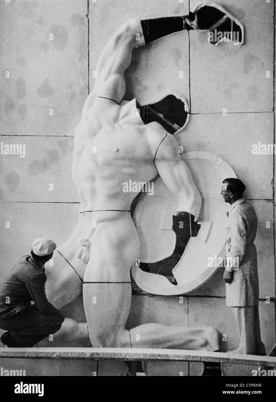Arno Breker (1900 - 1991) - ein Relief in Bronze 'Opfer', 1940, unten rechts signiert 'Arno Breker', an der Unterschrift der Werkstatt 'Alexis Rudier Fondeur Paris', dunkelgrün, leicht gefleckte Patina, der Sockel mit Beschädigung auf der linken Seite (67 cm fehlen), Die Nasenspitze sli historisch, historisch, Menschen, 1930er, 20. Jahrhundert, Bildende Kunst, Kunst, NS, Nationalsozialismus, Nationalsozialismus, Drittes Reich, Deutsches Reich, Deutschland, Nationalsozialismus, Nazi, Nazi-Zeit, Mann, Männer, männlich, Zusatzrechte-Clearences-nicht vorhanden Stockfoto