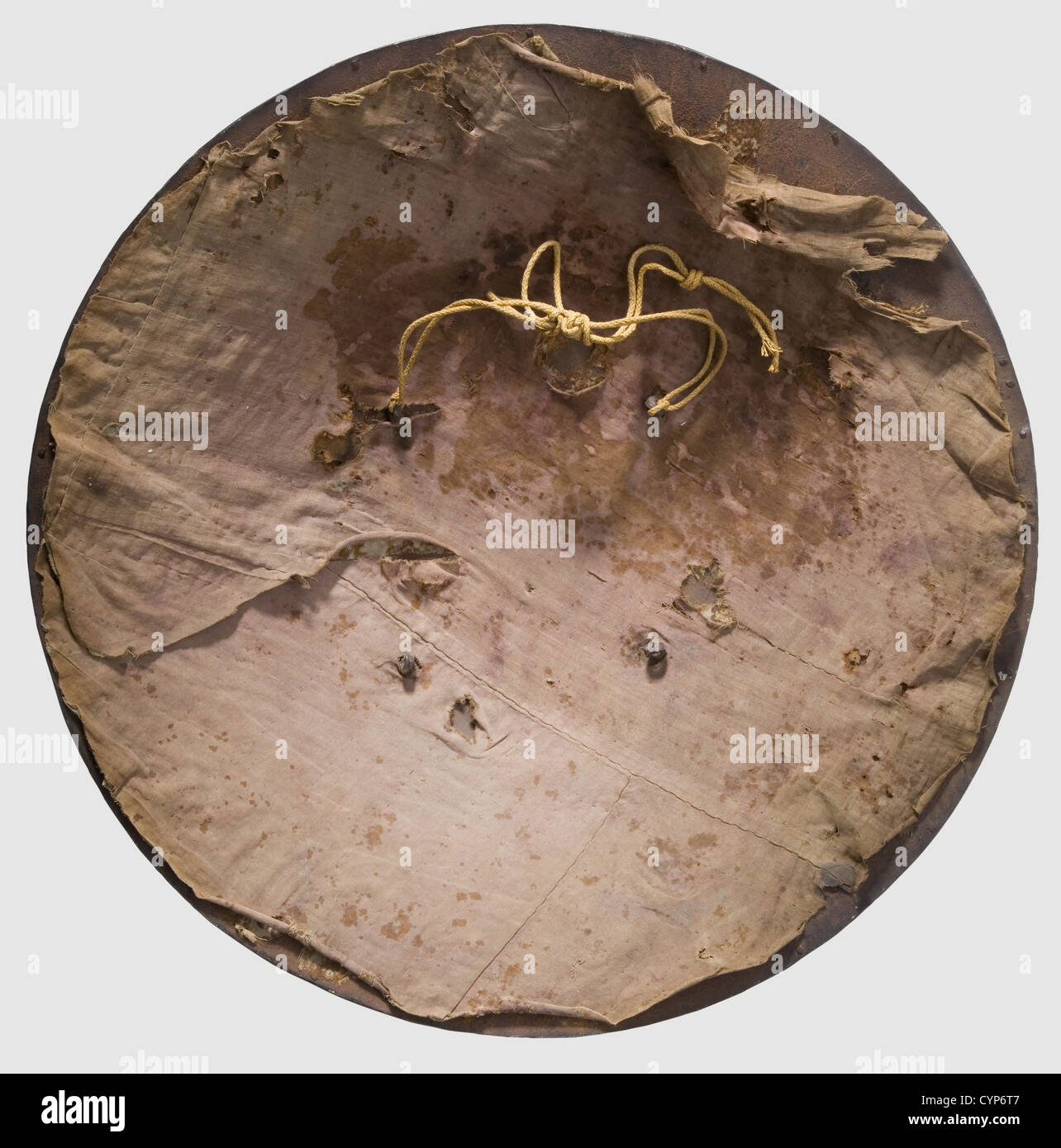 Ein persischer bemalter, kreisförmiger Schild, 19. Jahrhundert. Gewölbter Eisenschutz mit genietetem, verstärktem Rand. Die Vorderseite ist komplett im Qajar-Stil mit Motiven höfischer Figuren bemalt, geteilt durch einen goldenen Blumenrand. Vier blütenförmige Bosse mit Aufhängeschlaufen auf der Rückseite, letztere Stützteile des textilen Bezuges. Das Gemälde etwas beschädigt an Stellen mit Rost darunter. 46 cm Durchmesser,historisch,historisch,19. Jahrhundert,Persisches Reich,Objekt,Objekte,Stills,Ausschneiden,Ausschneiden,Ausschneiden,Ausschneiden,Verteidigungswaffen,weap,Zusatzrechte-Ausfertigung-nicht verfügbar Stockfoto