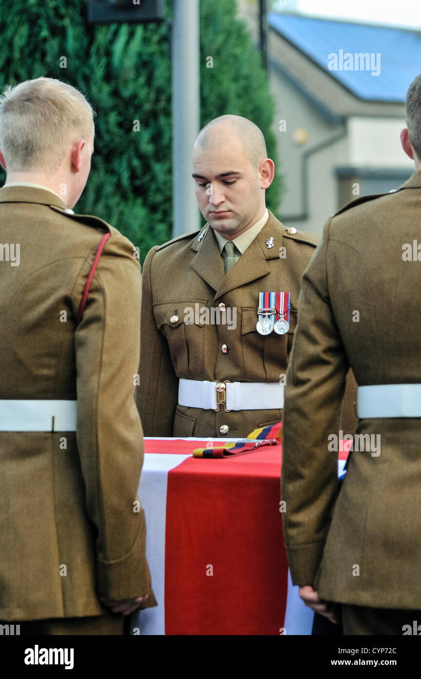 8. November 2012, Comber, Nordirland.  Mehr als 1000 Trauergäste nahmen an der Beerdigung von Corporal Channing Day (25) von 3 Medical Regiment, bei einer Schießerei tödlich verletzt wurde, während im Afghanistan.She dienen die dritte britische Frau, die während des Dienstes in Afghanistan seit 2001 gestorben war. Stockfoto