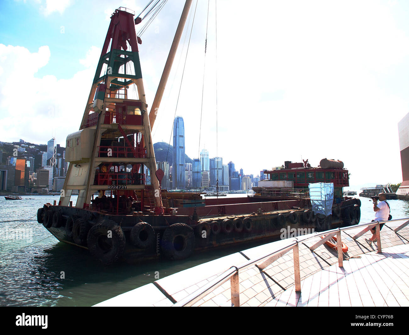 Containerschiff im Hafen von Hong Kong Stockfoto