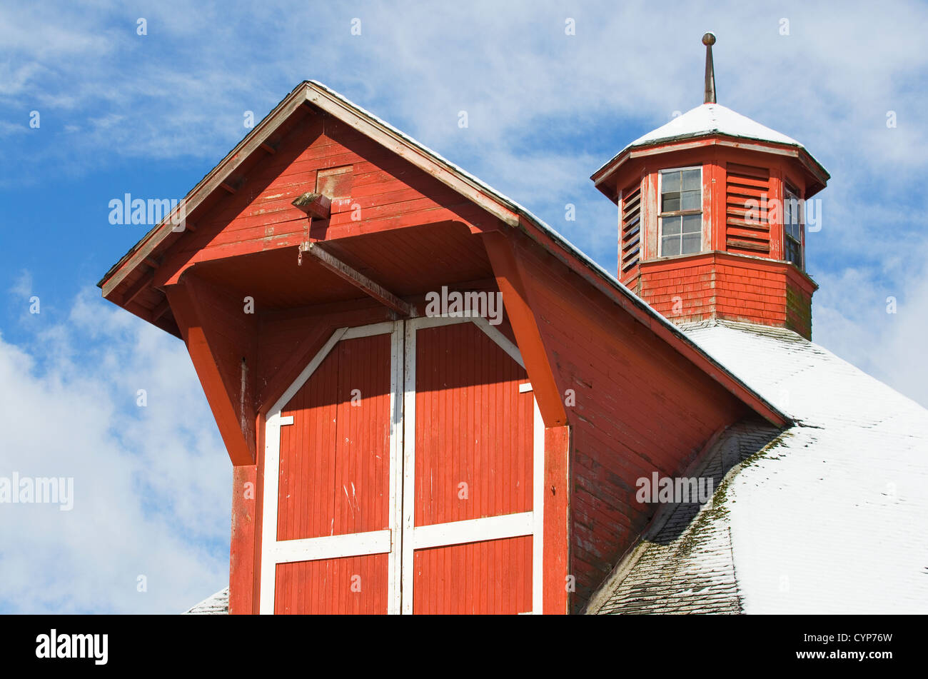 Klassische rote Scheune im Wallowa Valley des nordöstlichen Oregon Stockfoto