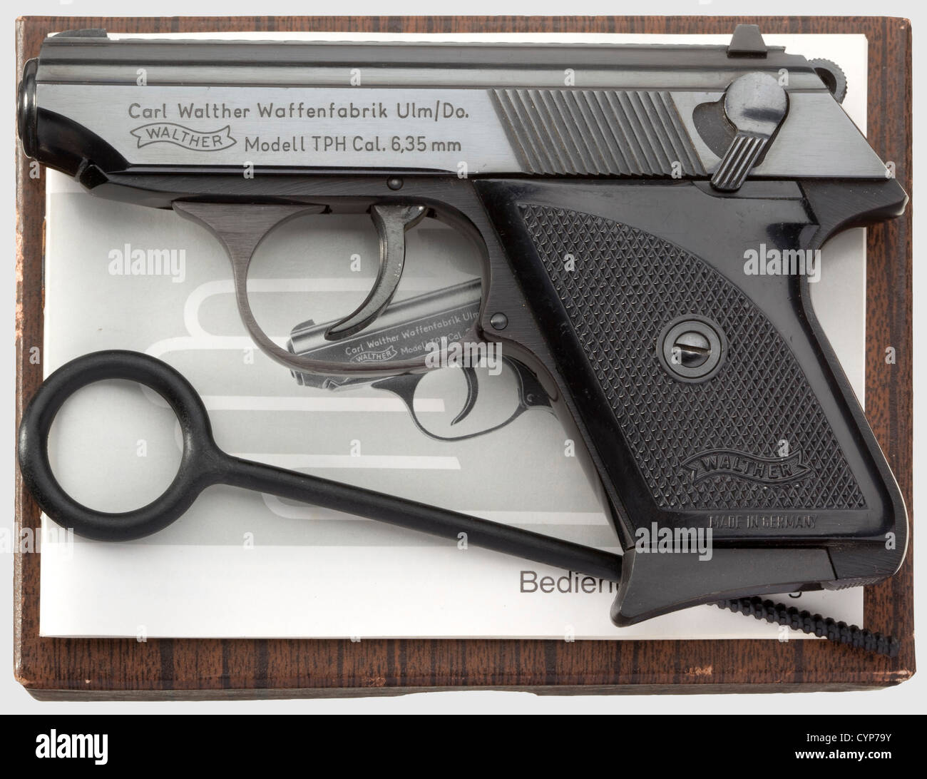 Ein Breechloading Luftgewehr, Anton Pell, Linz, um 1780. Achteckiger, kippbarer Eisenkantel mit glatter Messingbohrung im Kaliber 6 mm. Verzahnt Messing Front- und Eisen-Heckscheibe. Auf dem Fass eingravierte Signatur 'Anton Pell in Linz'. Doppelt eingestellte Trigger. Leicht geschnitzte Nussbaum voller Stock mit glatten Messingmöbeln. Vor dem Abzugsschutz die Freigabe zum Kippen des Laufs. Verkürzte Stamrod mit Knochenspitze. Länge 107.5 cm. Anton Pell, Linz,1778 erwähnt,historisch,historisch,18. Jahrhundert,Zivilhandfeuerwaffen,Handfeuerwaffen,Kanone,Kanone,Zusatzrechte-Freigaben-nicht verfügbar Stockfoto