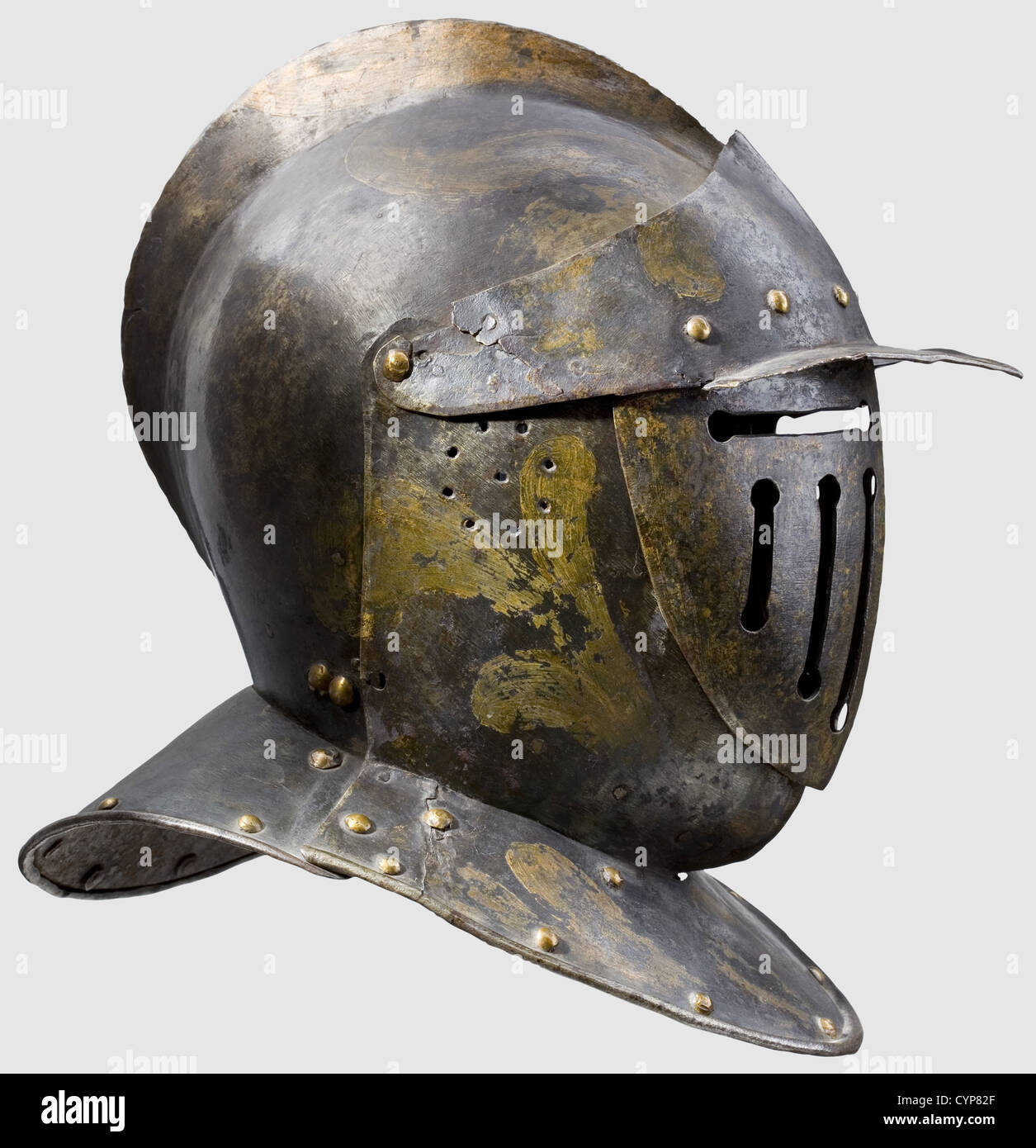 Ein deutscher Kuirassier engem Helm, um 1620.der Schädel in einem Stück mit einem schmalen Kamm gehämmert.schwenkbares Visier, verjüngende Spitze mit einem unter und umschlittert Kante.kleiner Fehler und alte Reparatur auf der rechten Seite.gerippte Gesichtsplatte mit separaten Augen Schlitze und vertikale Belüftungsöffnungen.schwenkbare Kante mit neun Löchern für die Ohren Beidseitig.Nietbare Hals- und Nackenschutz mit umrandbaren Kanten.Messing beschichtet, Eisennieten.Original Schwärzung mit Resten von Goldmalerei.Höhe 32 cm.schöner Helm in unberührtem Originalzustand,historisch,historisch,,,Zusatz-Rechte-Clearences-nicht verfügbar Stockfoto