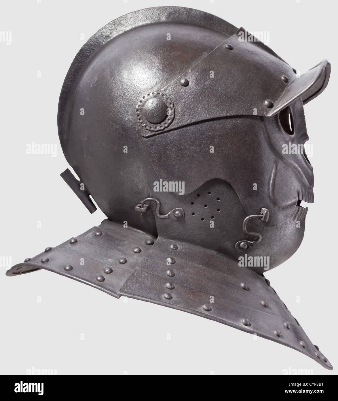 Ein Kuirassier Helm mit Totenkopf Visier,Dieses hochwertige Stück wurde für einen Sammler im Stil von ca. 1620. Der gehämmerte zweiteilige Schädel mit Kamm. Genietete Augenschutz mit Kerbe, die Maske Visier mit medialer Kante, die perforierte Biegekopf mit Latch Haken. Artikulierter Hals und Nackenring aus vier Platten. Dunkel, sogar Patina. Höhe 34 cm, historisch, historisch, 17. Jahrhundert, Verteidigungswaffen, Waffen, Waffen, Waffen, Arm, Kampfgerät, Objekt, Objekte, Stills, Clipping, Ausschnitte, Ausschnitte, Ausschnitte, Ausschnitte, Utensilien, Geräte, Plating, Armo, zusätzliche-Rechte-Clearences-nicht verfügbar Stockfoto