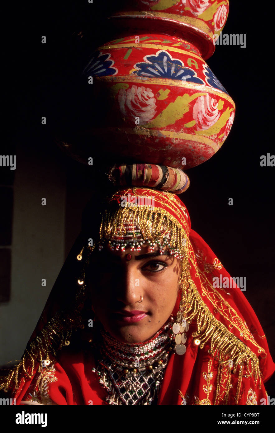 In der Regel gekleideten Künstler mit Töpfen auf dem Kopf (Indien) Stockfoto