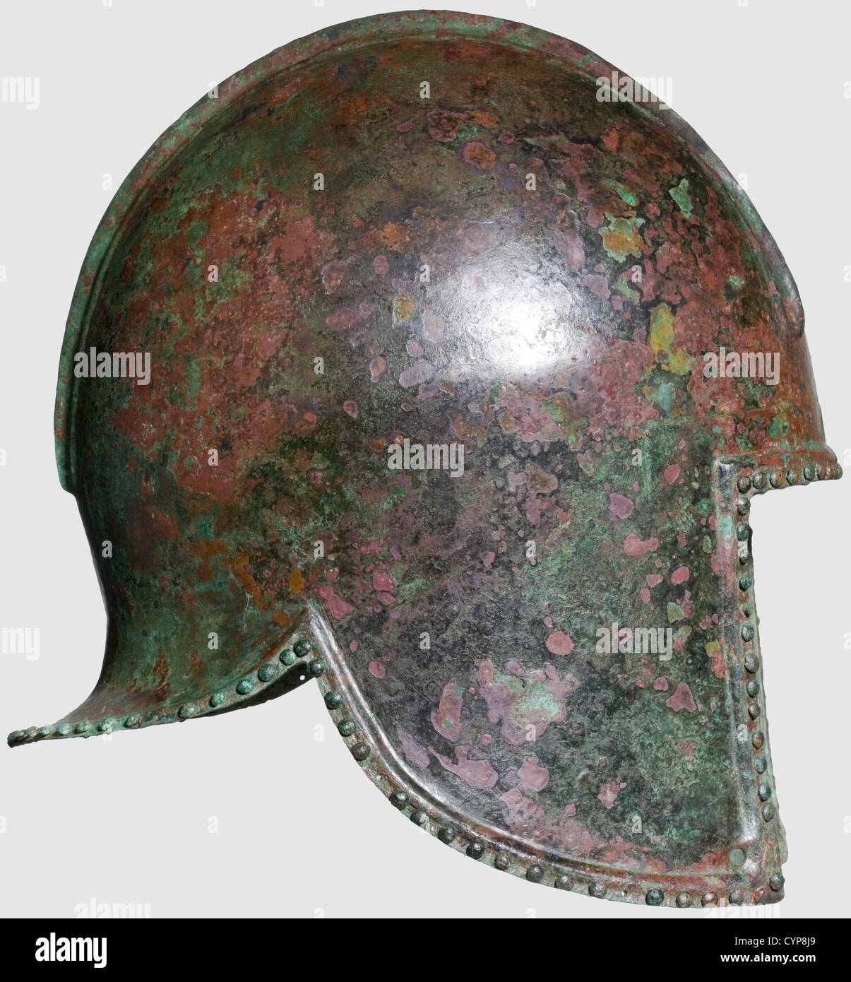 Ein illyrischer Helm, 6. Jahrhundert v. Chr. Bronze mit grünlicher und rötlich Patina.Kugelkopf mit einem Kamm-Sockel konturiert von dreifachen Rippen, kleine Befestigungslöcher an beiden Enden.spitze Wangenstücke mit perforierten Punkten, leicht gebogener Nackenschutz.der rechteckige Gesichtsausschnitt sowie der untere Rand von einem erhöhten Rand umgeben,verziert mit einer Nietlinie.die Wange Stücke mit Resten von feinen gravierten Zickzack Dekoration, über dem Gesicht Ausschnitt ein Set-off dekoratives Band mit Inzised Ornamentik.Höhe 24 cm.Heavy gearbeitet, gut konserviert Helm.Klein RE, zusätzliche-Rechte-Clearences-nicht verfügbar Stockfoto