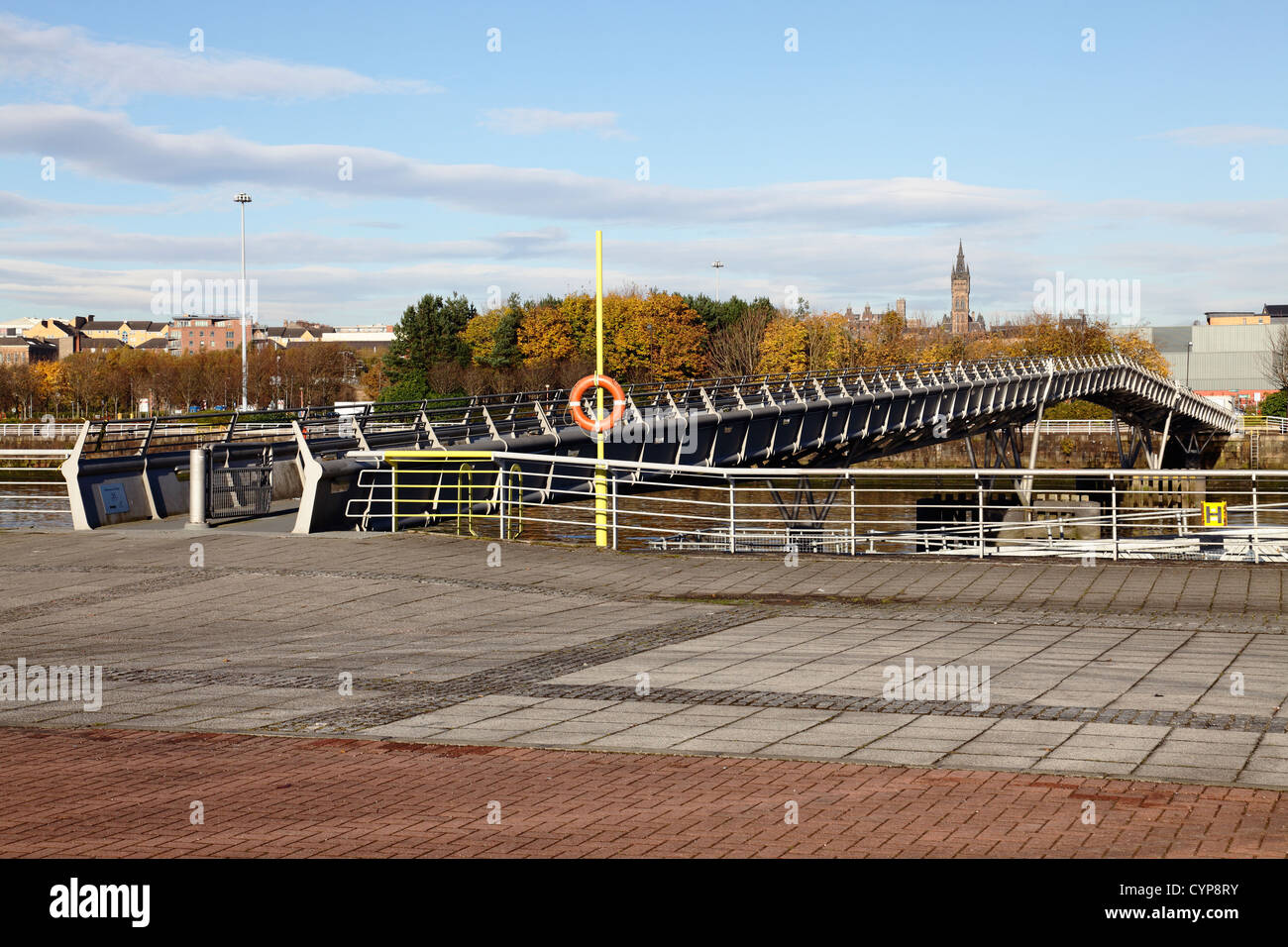 Millennium Bridge Glasgow, Blick nach Norden über die Fußgängerbrücke über den Fluss Clyde, Schottland, Großbritannien Stockfoto