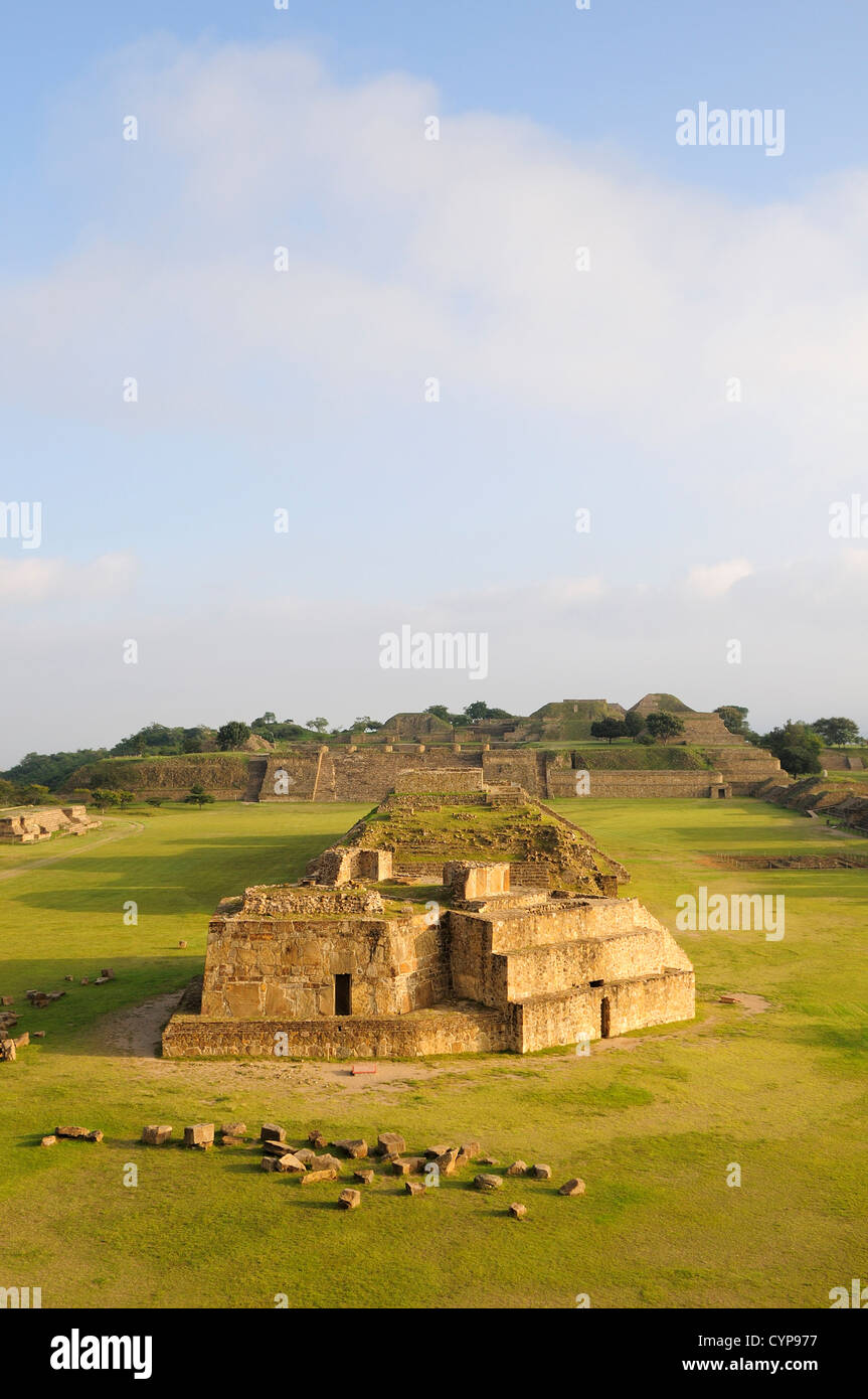 Archäologische Stätte Ruinen des Monticulo J und Edifio I H und G-Gebäude auf dem zentralen Platz amerikanischen kulturellen Kulturen Stockfoto